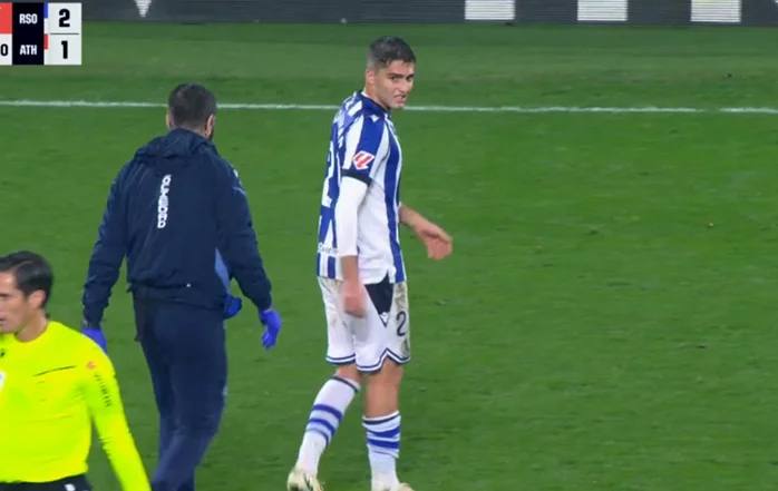 Захарян вновь получил травму россиянина заменили на 82 й минуте матче с Атлетиком из Бильбао из за повреждения задней поверхности бедра Хавбек Реал Сосьедада даже не провел полноценного матча он сам вышел на замену на 41 й минуте встречи а в середине 2 тайма ВАР отменил гол Захаряна из за офсайда партнера Степень повреждения 22 летнего россиянина станет известна позднее