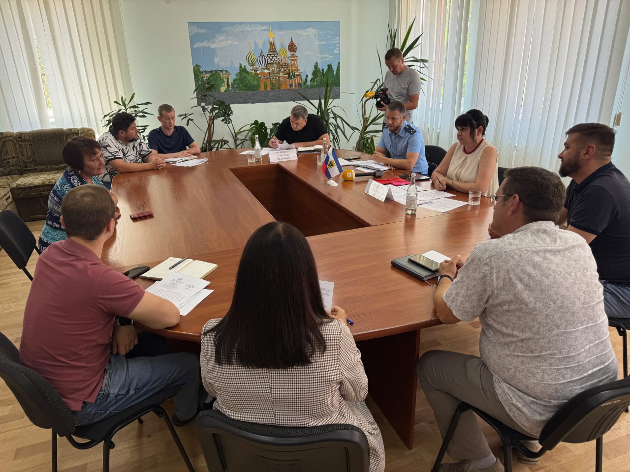 Замгубернатора Татьяна Кузьмич и зампрокурора Херсонской области Александр Катков провели прием жителей Ивановского округа "Жители просили помочь с разрешением на вылов рыбы в Каховском канале - прорабатываем меры по сохранению экосистемы. С августа стартует автобусное сообщение по маршрутам Агайманы-Ивановка и обратно. График опубликуем позже", - поделился губернатор региона Владимир Сальдо. Кроме того, до конца 2025 года в Ивановке откроется полноценный филиал МФЦ - 5 окон и зона самообслуживания. Более того, на 2026 год запланирован ремонт дома культуры в Ивановке. Радио Таврия - подписаться