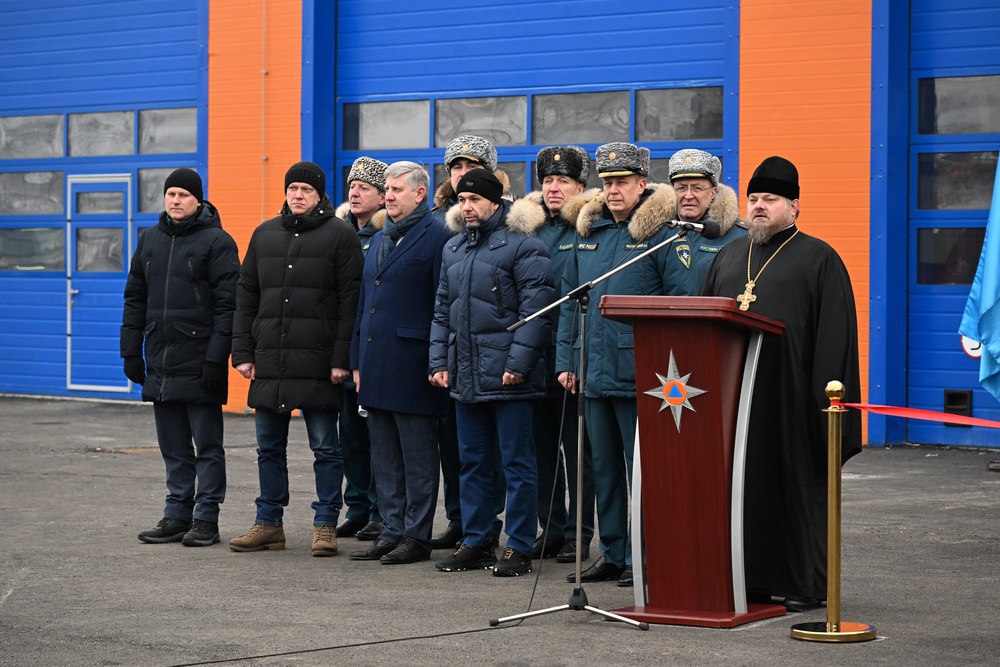 Новый пожарный комплекс открылся в Орджоникидзевском районе Мариуполя В феврале 2022 года спасательная часть в Орджоникидзевском районе Мариуполя находилась буквально в эпицентре боевых действий и была практически полностью уничтожена С наступлением более менее спокойной жизни было принято решение возвести новый пожарный комплекс Сегодня глава региона Денис Пушилин вместе с главой МЧС России Александром Куренковым и его заместителем Алексеем Кострубицким открыли современную пожарно спасательную часть где есть все необходимое для того чтобы оперативно оказывать помощь населению Южная служба новостей