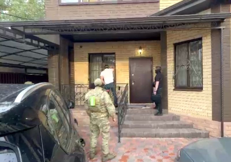 Жителя Ставрополья подозревают в оправдании терроризма В публичных призывах к осуществлению террористической деятельности и оправдании терроризма подозревают жителя Ставрополья Об этом сообщили в пресс службе краевого управления ФСБ РФ Установлено что гражданин в 2023 году используя принадлежащий ему аккаунт в социальной сети разместил публикацию содержащую призывы к осуществлению террористической деятельности а также публичное оправдание терроризма говорится в сообщении На основании материалов управления ФСБ региональное управление СКР возбудило уголовное дело Следствие продолжается ГТРК Ставрополье Читайте нас в MAX