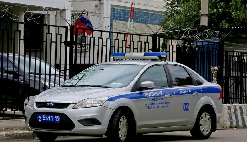В УМВД по региону сообщили, что в феврале текущего года кировчанка согласилась заработать на валютной бирже по предложению знакомой из Telegram, несмотря на отсутствие опыта в финансовых операциях.  Для участия в торгах нужно было внести депозит в размере 300 долларов и пополнять счёт для получения большей прибыли. За два месяца женщина перевела более 2 миллионов рублей, взятых в кредит и одолженных у знакомых. Она не обратила внимания, что деньги уходят не на брокерский счёт, а разным людям.  Кроме того, злоумышленница убедила потерпевшую помогать переводить деньги других участников биржи через её банковскую карту. В мае на счёт женщины поступило 416 тысяч рублей, которые она также перевела куратору.  Когда кировчанка попыталась вывести свои деньги, ей сообщили о выдуманном налоге и штрафе, и она поняла, что её обманули.  Фото: imgtest.mir24.tv