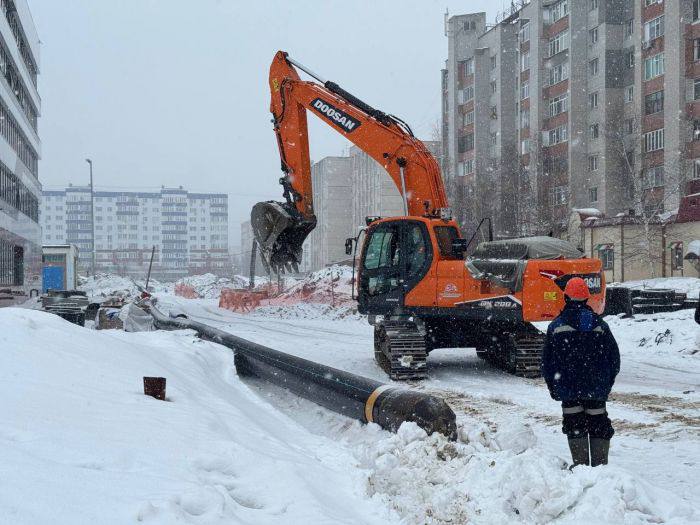 В этом году в Сургуте отремонтируют проезд Мунарева  В Сургуте продолжается ремонт проезда Мунарева. На объекте обновят асфальтовое покрытие, установят новые бордюры и модернизируют ливневую канализацию. Особое внимание уделяется пешеходам ‒ на участке обустроят тротуары площадью около 2,5 тысяч метров и освещение, сообщает администрация Сургута.  «Сейчас завершаются работы по укладке ливневой канализации. Также ведется монтаж дождевых колодцев. Планируем завершить все работы до конца строительного сезона и передадим объект в эксплуатацию», – отметил заместитель директора по проектированию МКУ «Управление капитального строительства» Сургута Андрей Арменчу.  Проезд протяженностью 550 метров будет включать 166 парковочных мест, 13 из которых ‒ для маломобильных граждан.