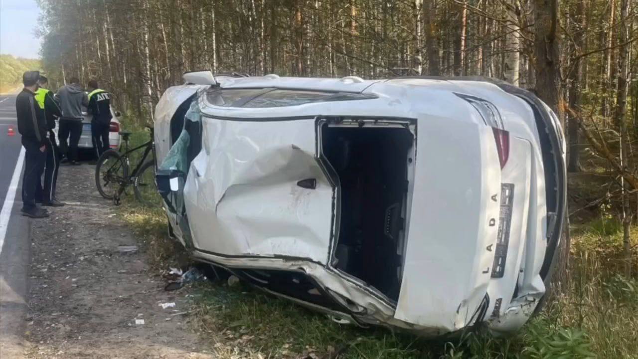 Во Владимирской области Lada Vesta перевернулась из за заклинившего руля Автомобиль вылетел в кювет и несколько раз перевернулся Подушки безопасности не сработали система ЭРА ГЛОНАСС также не подала сигнала тревоги За рулём машины была девушка её госпитализировали с травмой позвоночника Главное здесь Подписывайтесь