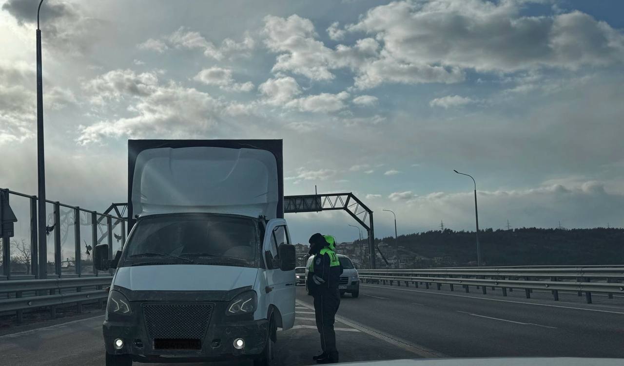 Полицейские ограничили движение на дороге от Геленджика до Новороссийска    На этом участке ехать мешает штормовой ветер, который сносит авто с дороги. Ограничено движение грузовиков, имеющих большую парусность    Напомним, порывы ветра до 34 м/с ожидаются до конца недели.  В Госавтоинспекции добавили, что в этот период также стоит отказаться от поездок на легковушках с высоким центром тяжести, микроавтобусах, фургонах.    Быть в курсе   Прислать новость