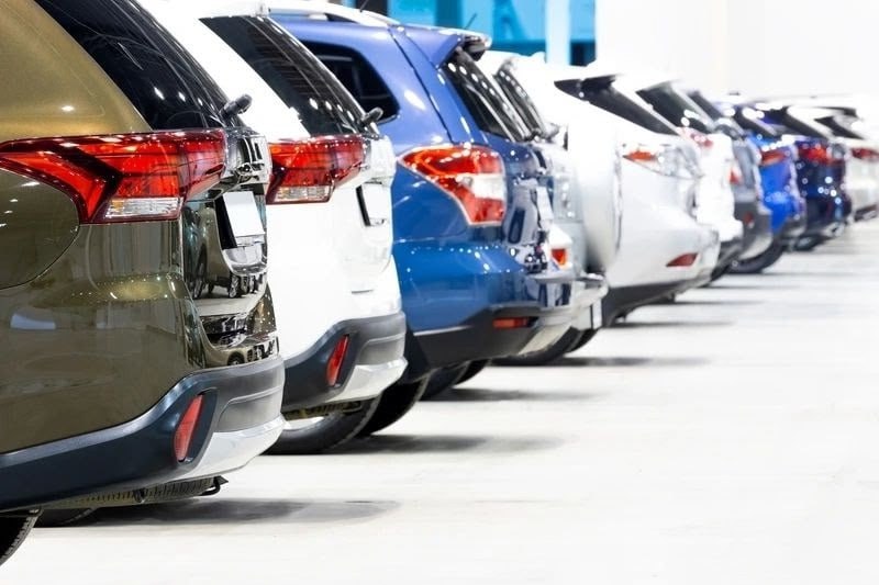 Рынок новых автомобилей в Беларуси в I полугодии вырос на 21,3%, однако рост обусловлен продажами первого квартала С апреля наблюдается стагнация: сократилось количество банков, предлагающих автокредиты, и введены новые ограничения на лизинг для физических лиц. В июне продажи упали на 13% по сравнению с прошлым годом — было продано 3841 авто. Продажи электротранспорта продолжают расти: в июне продано 664 электромобиля, что составляет более 17% от общего объема продаж легковых авто. Прогнозируется дальнейший рост сектора электромобилей в Беларуси. Обр.связь ТГ ВК YouTube Inst