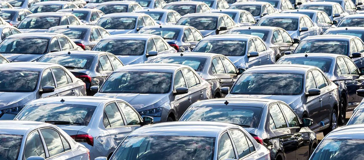Авторынок России за полгода: минус 28%  По итогам первого полугодия 2025 года рынок новых автомобилей в России составил 607 тысяч шт. Это данные Минпрома.  ВСЕГО Всего реализовано 607 478 новых автомобилей  до 3-х лет , что на 28% меньше показателей аналогичного периода прошлого года  844 662 шт. .  Рынок новых автомобилей отечественного производства превысил 333 тысяч шт., что на 11% меньше показателей января-июня 2024 года.   ПО СЕГМЕНТАМ  Легковые автомобили — 526 698 шт.  -26%   Лёгкие коммерческие — 48 823 шт.  -19%   Грузовые — 27 032 шт.  -54%   Автобусы — 4 925 шт.  -54% .  СКОЛЬКО НАШИХ Доля российской техники по итогам января-июня 2025 года выросла на 11 процентных пунктов по сравнению с аналогичным периодом прошлого года.   В июне реализовано 44,7 тысяч импортных автомобилей  на 45% меньше, чем за июнь 2024 г.  и 56,2 тысяч автомобилей, произведённых в России  на 12,5% меньше, чем в июне 2024 г. .