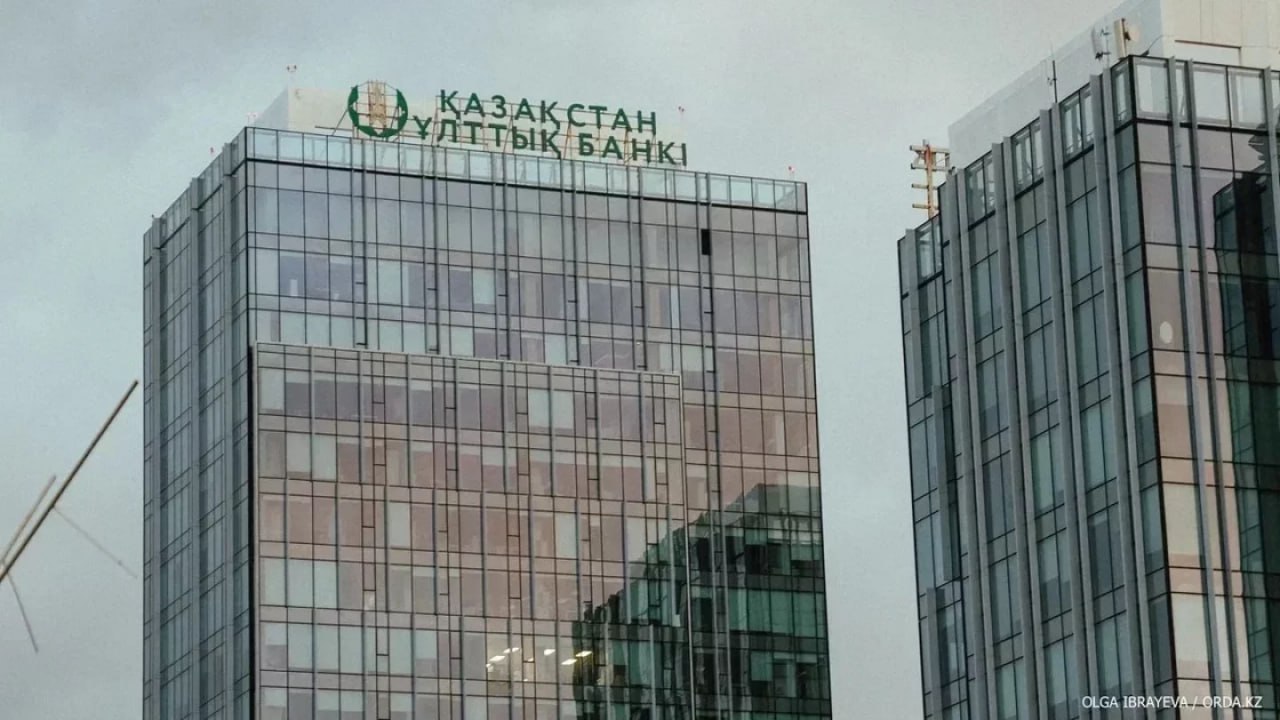 Что будет с базовой ставкой рассказали аналитики Нацбанк сохранит базовую ставку на нынешнем уровне в 18 годовых на заседании 23 января Так считают аналитики Halyk Finance и участники фондового рынка опрошенные Ассоциацией финансистов Казахстана Сохранение ставки продиктовано высокой вероятностью сохранения инфляции на нынешнем повышенном уровне Главные факторы риска по оценке авторов обзора рост НДС до 16 вливания со стороны квазифискального сектора Halyk Finance имеет в виду восемь трлн тенге кредитов в год от холдинга Байтерек упуская из вида что такой же объём анонсировался в прошлом году будущие повышения тарифов ЖКХ и ослабление тенге Опрошенные АФК участники рынка тоже прогнозируют сохранение ставки на ближайшем заседании Такого мнения придерживаются 94 респондентов Они считают что Нацбанк должен сохранять жёсткую политику до появления устойчивой дезинфляционной картины В течение года полагают они базовая ставка может снизиться до 16 5 по мере того как будут ослабевать разовые инфляционные эффекты повышение НДС и тарифов на ЖКХ и внутренний спрос из за длительного периода высоких ставок Средняя инфляция в 2026 году составит 11 4 считают собеседники АФК В начале января аналитики Halyk Finance прогнозировали что по итогам 2026 года инфляция составит 10 5 11 5 Фото Ольга Ибраева Орда t me orda kz