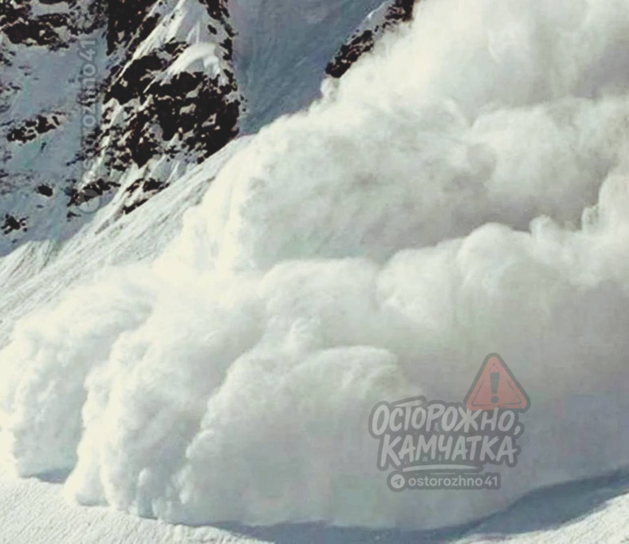 Осторожно сошла лавина В районе Анинского золоторудного месторождения лавина накрыла людей Подробности уточняются Под лавиной погиб мужчина Предложка открыта Обсудим в чате Мы в МАХ Осторожно Камчатка