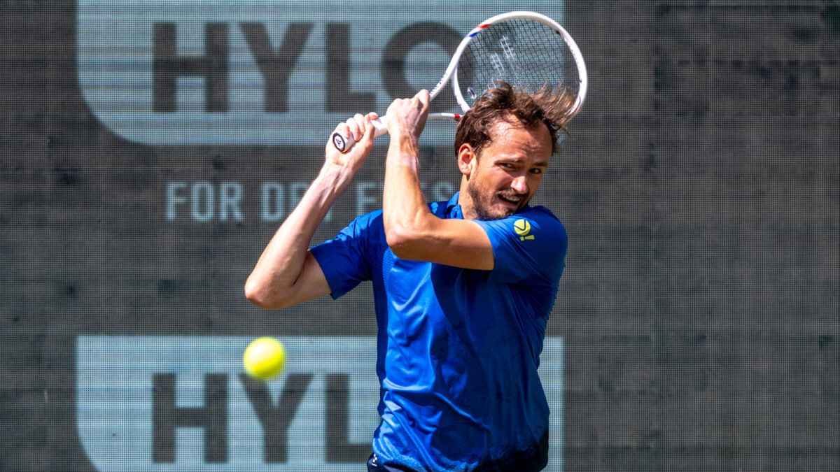 Медведев вышел в третий круг турнира ATP 500 в Галле Даниил обыграл француза Алиса 6:2, 7:5 . Для российского теннисиста эта победа стала 400‑й в туре. Далее он встретится с победителем пары Циципас Греция – Микельсен США . Picture alliance/Getty Images