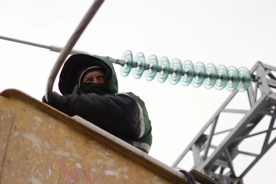 Россети и РЖД по решению суда должны восстановить качество энергоснабжения на нефтеперекачивающей станции Транснефти Сбои в сети приводят к снижению объемов перекачки нефти в направлении Китая Впервые суд обязал устранить нарушения не только сетевую организацию но и потребителя который вносит искажения в сеть Шанс на оспаривание решения остается но все будет зависеть от оценки роли потребителя апелляцией сообщает Коммерсант PROtransport