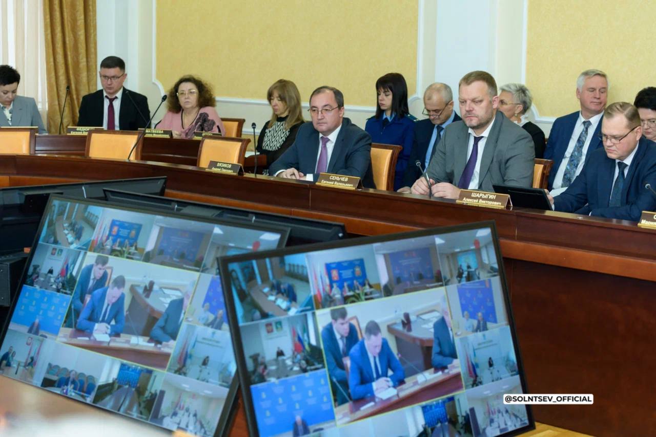 Сегодня на заседании Правительства подвели промежуточные итоги запланированного в этом году благоустройства парков и скверов Скажу сразу результатом работы в полной мере я не доволен С начала года планировали обновить 18 общественных пространств в 16 муниципальных образованиях области Сегодня ноябрь Работы по благоустройству завершены лишь на 13 территориях По оставшимся пяти объектам готовность хоть и высокая но риски неисполнения обязательств есть Важно благоустройство части пространств идёт в рамках федерального проекта Формирование комфортной городской среды нацпроекта Инфраструктура для жизни Не выполнить его мы не имеем права Так же как и не закончить работы на объектах победителях Всероссийского конкурса лучших проектов создания комфортной городской среды в малых городах и исторических поселениях Меры по тем исполнителям которые нарушат обязательства будут приняты На сегодня в Оренбурге сквер Ленина готов на 87 парк в 16 м микрорайоне на 86 Вопросы возникают и по Орску Работы в Центральном парке должны были завершиться к 1 ноября Считаю это недоработка всей управленческой команды города Дал крайний срок муниципалитетам до 25 ноября закрыть все вопросы в территориях Есть и хорошие новости В этом году будет сдана набережная городского пруда в Ясном Эта площадка должна была быть благоустроена ещё год назад но к сожалению город столкнулся с недобросовестным подрядчиком Дал поручение сменить организацию и возобновить работы Сейчас набережную не узнать Обустроены смотровая и детская площадки велодорожки установлены скамейки сделано освещение Теперь она станет частью единого прогулочного маршрута вместе с благоустроенными ранее парком на ул Юбилейной и Аллеей Славы Мой канал в МАХ