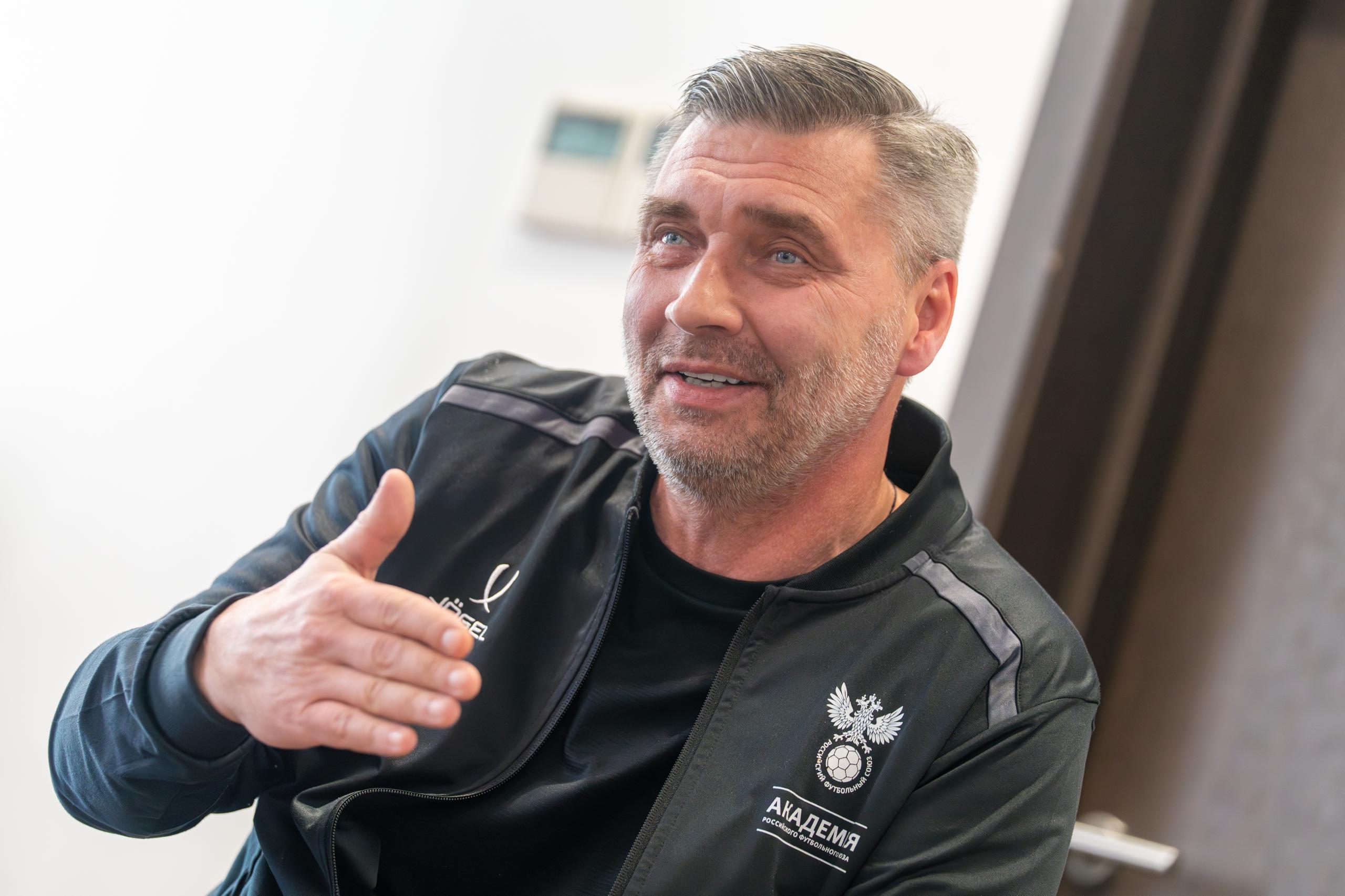 Сергей Овчинников покидает Российский футбольный союз Начальник отдела подготовки тренеров Академии РФС Сергей Овчинников продолжит работу в футбольном клубе Локомотив Экс голкипер сборной России и железнодорожников возглавит клубную академию Максим Митрофанов генеральный секретарь РФС Мы благодарим Сергея Ивановича за очень масштабную и честную работу которую он проделал в Академии РФС Его опыт знания и внимание к нашим тренерам стали важной частью развития нового вектора образования Мы с уважением относимся к решению Сергея продолжить путь в Локомотиве с которым связаны самые яркие страницы его игровой карьеры Искренне желаем удачи и ярких достижений на новом жизненном этапе Ирина Баранова руководитель Академии РФС Неоценимый опыт а также отменные профессиональные и человеческие качества Сергея Ивановича позволили Академии РФС поднять уровень тренерского образования и заложили основу для его дальнейшего развития в будущем С очевидной грустью но и пониманием встретили его решение продолжить работу в Локомотиве Желаем удачи и новых свершений в клубе который за многие годы стал для него родным И не прощаемся Сергей Иванович продолжит сотрудничество с РФС как эксперт в особенности в направлении детско юношеского футбола Подробности rfs ru news 223495