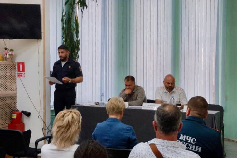 Полиция Сочи предупреждает: остерегайтесь мошенников! В Центре детского и юношеского туризма и экскурсий состоялась важная встреча сотрудников отдела полиции Центрального района Сочи с жителями микрорайона «Солнечный». Совместно с главой администрации Центрального района Инной Казанковой правоохранители обсудили с сочинцами актуальные схемы мошенничества и эффективные способы защиты. На мероприятии подробно разобрали: как распознать подозрительные звонки от «банков» и «служб безопасности», как мошенники маскируют фишинговые сайты под официальные, почему нельзя передавать коды из SMS даже родственникам, как защитить свои социальные сети от взлома. Сотрудники полиции напомнили, что соблюдение простых правил безопасноти могут защитить граждан от злоумышленников! Полиция Сочи