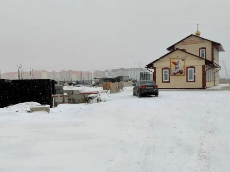 В Волжском на четверть построили новый храм Георгия Победоносца  В Волжском продолжается строительство основного храма Георгия Победоносца на пересечении улиц им. генерала Карбышева и 87-й Гвардейской. Его возводят на средства меценатов и прихожан. Как рассказали Волжский.ру в городской администрации, готовность здания составляет 25% – завершается строительство цокольного этажа. В ближайшее время здесь начнется обратная засыпка котлована, ориентировочно в марте рабочие приступят к кирпичной кладке здания. Общая площадь основного храма составит почти 200 м2. В настоящее время здесь построен малый храм, где проходят литургии и молебны.   Подробнее на Волжский.ру: