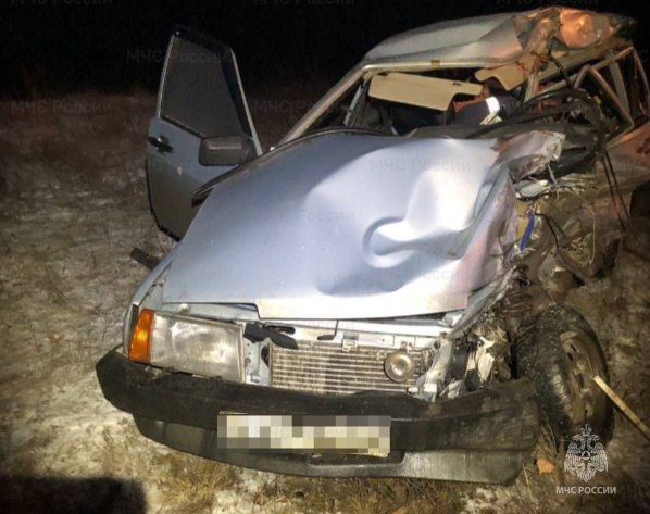 Один человек погиб и один пострадал в ДТП с грузовиком на трассе в Гайском городском округе По предварительным данным погибший водитель легкового автомобиля пострадавший пассажир На мете работали сотрудники МЧС ДТП произошло вчера вечером Scania столкнулась с легковым автомобилем От удара последний съехал с дороги и оказался в кювете Урал56 Ру в MAX