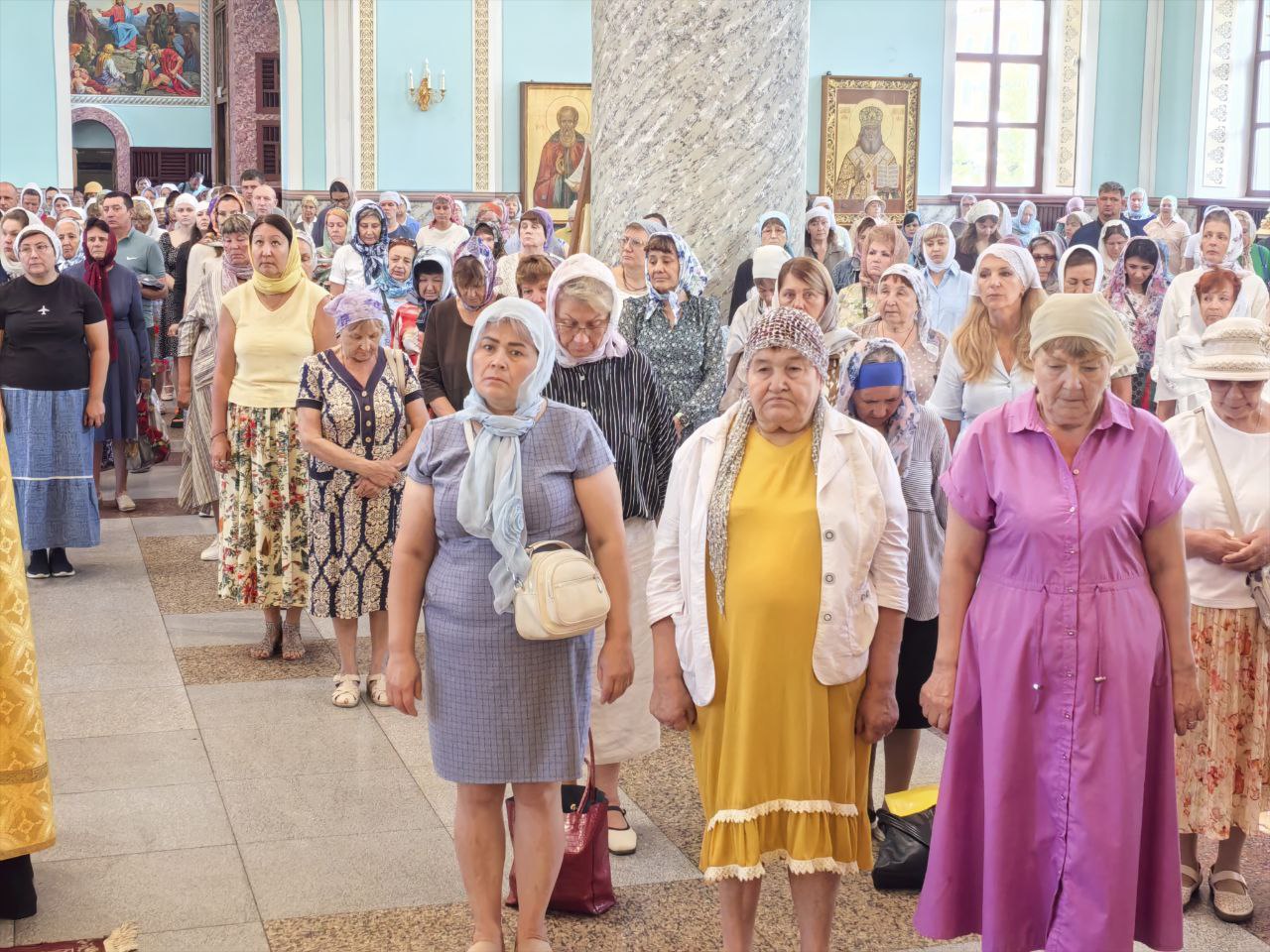 В Чите прошёл крестный ход в честь Казанской иконы Божьей Матери и престольного праздника Казанского кафедрального собора   Из-за мероприятия движение транспорта в центральной части города, включая общественный, было временно ограничено. Запрет на проезд действовал с 9:30 до 11:30.  ⏺Колонна участников крестного хода двигалась по следующему маршруту: от Казанского кафедрального собора по улице Бутина — далее на Петровскую, Ленинградскую, Амурскую, Столярова, Ленина — и завершила путь на площади Декабристов.  В Чите сегодня в честь важной даты прошло богослужение, а затем крестный ход по центральным улицам Читы. У Святой Богородицы священнослужители и прихожане просили о самом сокровенном.    Подписывайтесь: