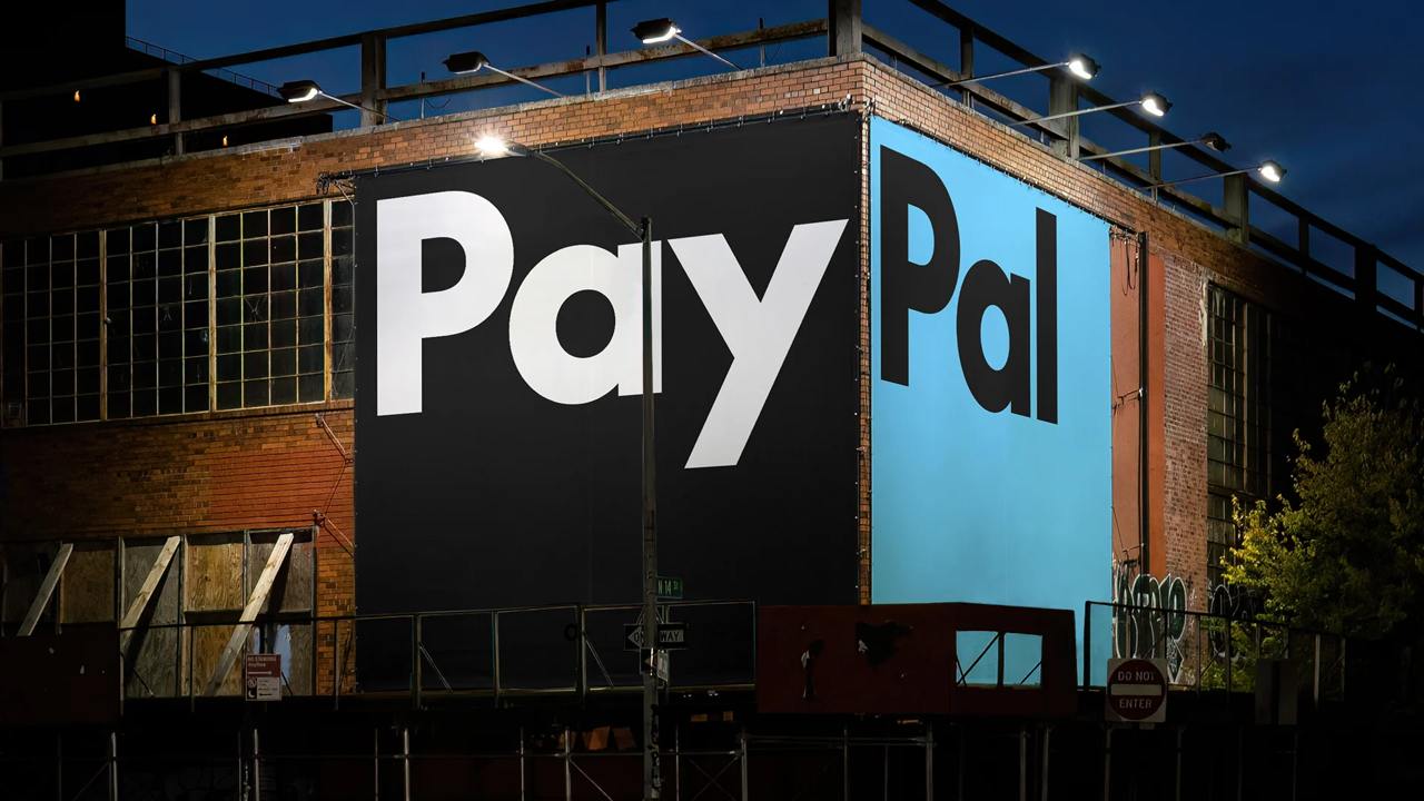 PayPal решил, что пора, и сменил логотип впервые за более чем 20 лет. И надо сказать, что их шаг оправдан. Потому что со старым логотипом они действительно смотрелись морально устаревшими на фоне своих конкурентов в финтехе.  Теперь у PayPal все лаконично, главный цвет — черный. Кстати, хороший ход, чтобы выделиться. Другие западные финтех-компании любят оттенки синего, и никто не использует полностью черный цвет. Шрифт, ясное дело, тоже новый. Более читаемый и простой.  Где-где, а тут видно, что такое обновление — однозначно правильный шаг.