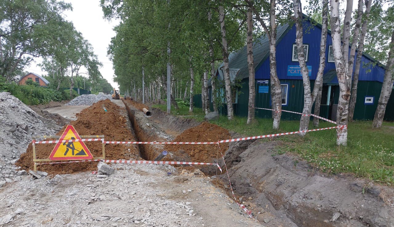 В селе Сокол на улицах Ленина и Широкой ведутся работы по строительству газораспределительных сетей. Параллельно монтируются газораспределительные шкафные блоки, предназначенные для перераспределения подачи газа на абонентов. Масштабные работы по строительству газораспределительных сетей будут завершены в текущем году, в следующем начнется подключение домовладений к голубому топливу. В Долинском районе активно реализуется масштабная программа газификации частных секторов. Ее успешная реализация – прямое доказательство заинтересованности руководства области в повышении уровня жизни населения. По инициативе губернатора Валерия Лимаренко для участников программы предусмотрена господдержка в виде компенсации из областного бюджета на строительно-монтажные работы. Ее размер составляет до 180 тысяч рублей на одно домовладение. Дополнительная поддержка при покупке газового оборудования оказывается льготным категориям граждан: участникам Великой Отечественной войны, инвалидам и ветеранам боевых действий, членам семей погибших участников и инвалидам Великой Отечественной войны, многодетным семьям, малоимущим гражданам и малоимущим семьям с детьми, участникам специальной военной операции и членам их семей, лицам, осуществляющим уход за детьми-инвалидами, инвалидам 1 и 2 группы, пенсионерам старше 60 лет в 2025 году . На все вопросы, связанные с газификацией и мерами поддержки, готовы ответить специалисты администрации Долинского муниципального округа по телефону: 8 42442 2-76-77.
