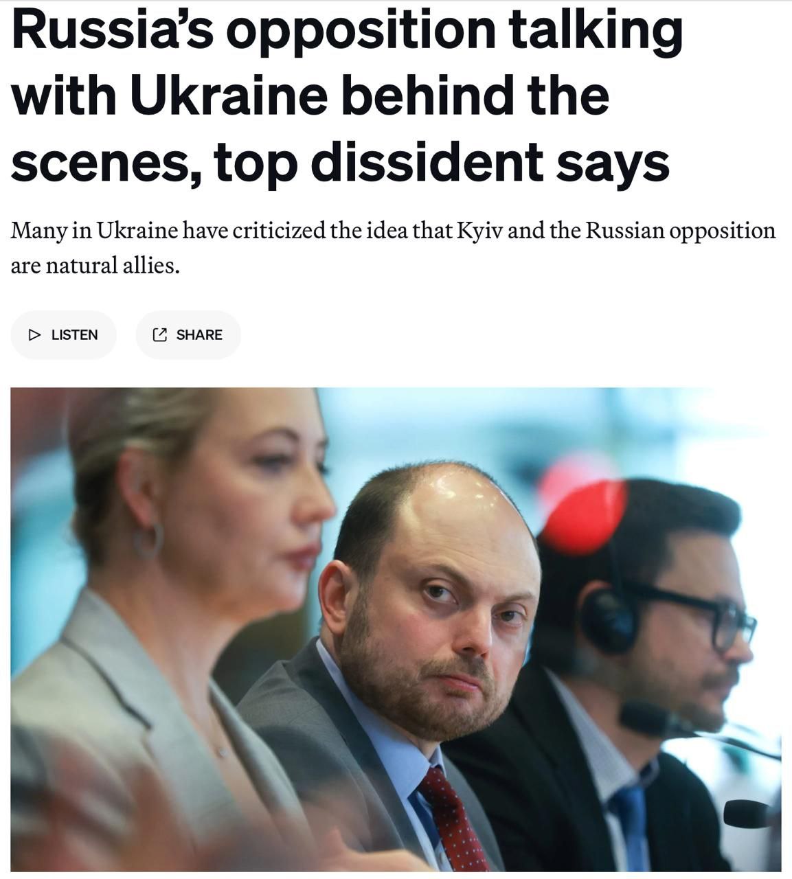 Российская оппозиция в изгнании ведет непубличные переговоры с украинскими властями, сообщил Politico российский оппозиционер Владимир Кара-Мурза.  По его словам, российская оппозиция хотела бы вывести этот разговор "на самый высокий уровень". Politico полагает, что намек касается Зеленского.  Оппозиционер Илья Яшин говорит, что ЕС может стать посредником. По его словам, Зеленский выразил открытость для разговора с ними.  "Мы хотим начать этот диалог с Украиной. Мы не враги Украины... и хотим сохранить ее независимость", - заявил Яшин.  О чем конкретно российские оппозиционеры хотят договориться с украинскими властями, в статье не поясняется.  Politico отмечает, что хотя и Украина, и оппозиционное движение в РФ являются ярыми противниками Путина, они "в основном избегали совместной работы", поскольку Киев опасался, что даже оппозиционные россияне "все еще придерживаются имперских взглядов на Украину и вторжение Кремля, включая аннексию Крыма в 2014 году".