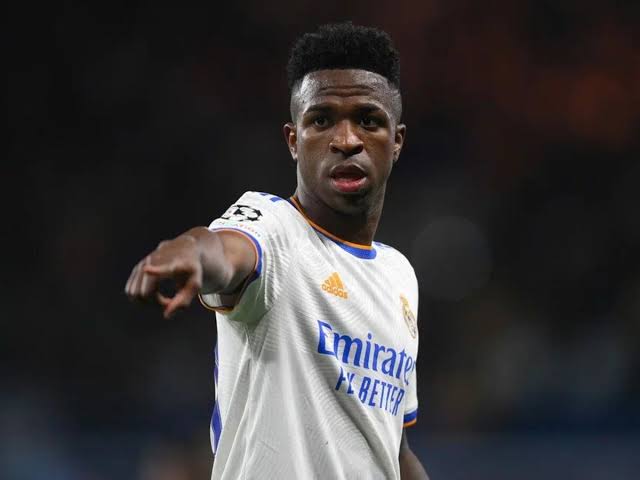 Винисиус отказался от нового контракта с Реалом на предложенных условиях The Athletic Бразилец отверг оклад в 20 млн и требует исторические 30 млн за сезон ранее такую зарплату в Мадриде получал только Криштиану Роналду