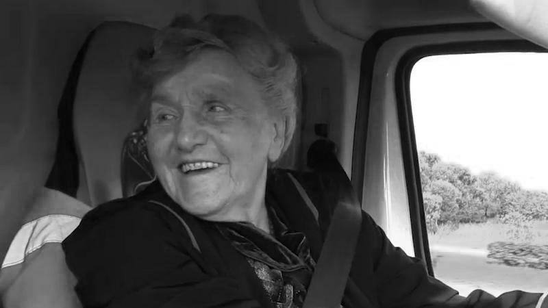 Умерла известная блокадница и волонтер Галина Яковлева которая основала благотворительный фонд Доброта Женщина помогала ветеранам многодетным семьям и инвалидам развозя продукты на своем грузовике Ей было 86 лет Похороны состоятся 12 декабря в церкви Николая Чудотворца на Большеохтинском кладбище Подписаться