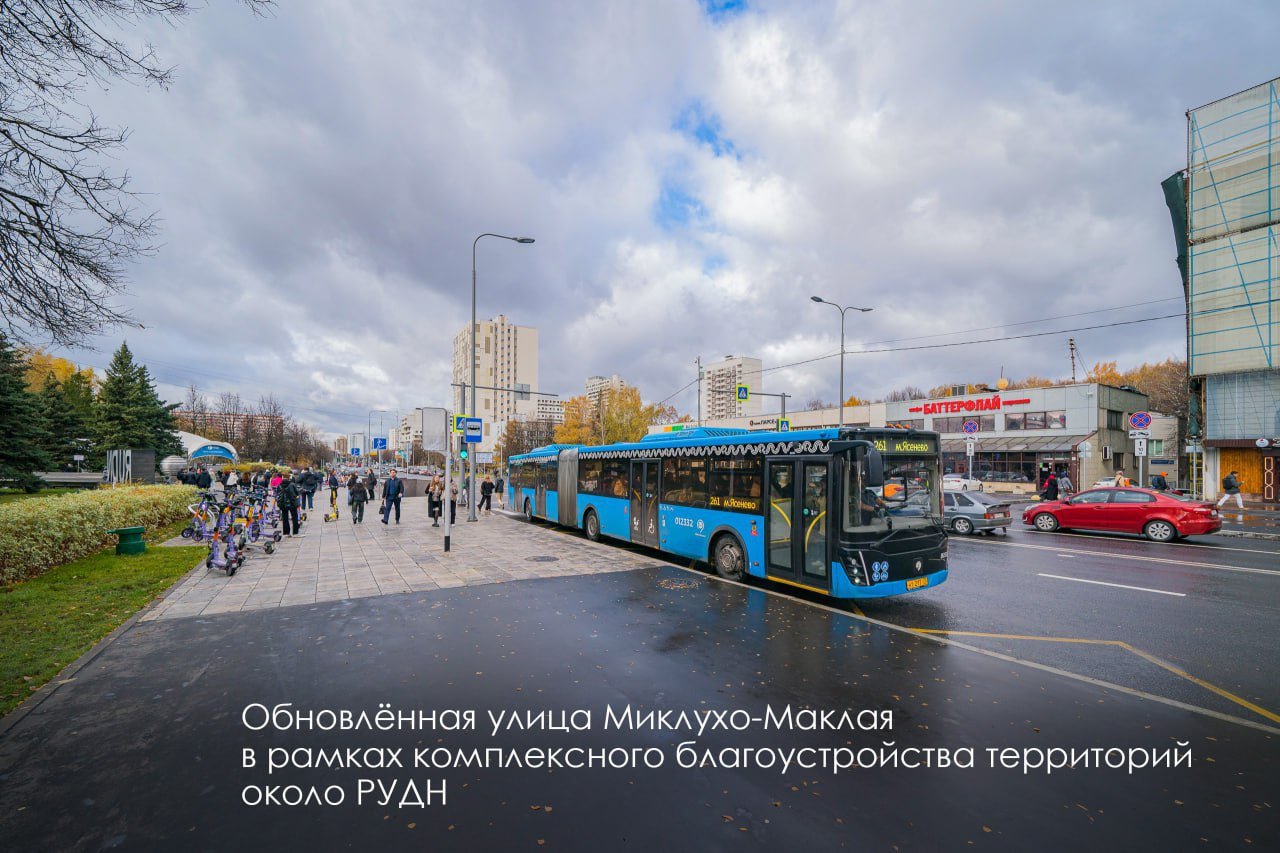 Сергей Собянин рассказал об итогах благоустройства территорий у столичных вузов:    сквер у главного здания МГУ и несколько улиц – Менделеевскую, Академика Хохлова и Лебедева – привели в порядок, в том числе восстановили исторический облик фонарей;   возле РУДН расширили тротуары, обустроили два наземных пешеходных перехода, установили новое освещение, разбили газон и высадили деревья;   обновили пространство возле МГТУ имени Баумана, среди прочего создали комфортный пешеходный маршрут от главного корпуса университета до факультета энергомашиностроения;   три функциональные зоны для студентов и москвичей обустроили на территории Российского биотехнологического университета.    «Москва»