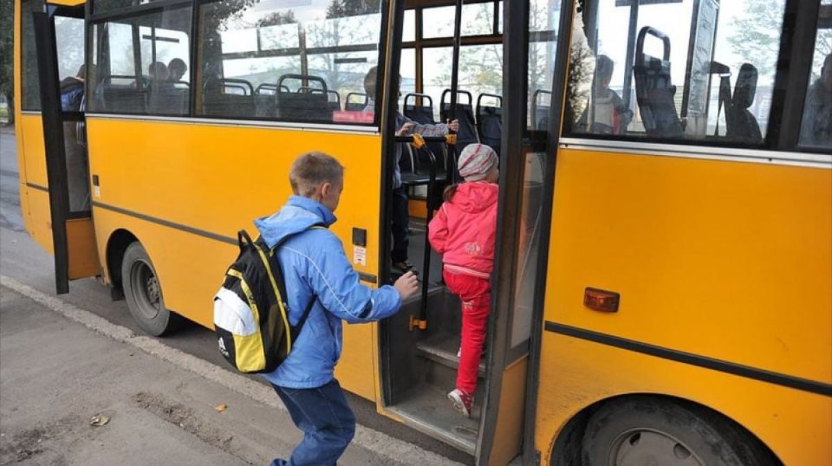 После утверждения тарифа на проезд в общественном транспорте Луганска будет рассматриваться вопрос об утверждении предоставляемых льгот  Об этом на брифинге сообщила временно исполняющая полномочия  врип  главы администрации города Яна Пащенко  «Например, планируется установить льготу на проезд в городском пассажирском транспорте, осуществляющем регулярные перевозки на городских маршрутах, для учащихся 1-11 классов общеобразовательных организаций в размере 50% от стоимости проезда при наличии проездного документа, подтверждающего право учащегося на льготный проезд. Льгота для учащихся будет действовать до 1 июня 2025 года», — рассказала руководитель Луганска.   Отметим, что по словам Яны Пащенко, окупаемый тариф на проезд в луганском городском транспорте составляет на сегодняшний день 47 руб., однако коэффициент доступности позволяет применить тариф в размере 40 руб.  По материалам ЛИЦ