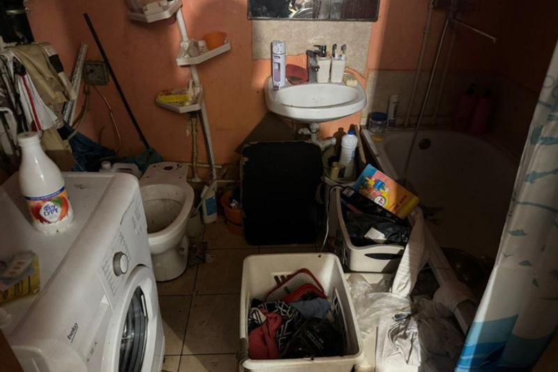 Дети сбежали из дома из-за испорченного дивана в Екатеринбурге Мать наказала двух братьев 9 и 11 лет за то, что они испортили мебель, и заперла их за это в квартире. Не выдержав наказания, мальчики сбежали, спустившись с балкона второго этажа. Родительница спохватилась, что детей нет, только ночью, и детей отыскали – они прятались в подъезде. Однако обратно детей не вернули. Когда полицейские пришли в квартиру, они были в шоке – повсюду там царят бардак и антисанитария. Уборки это помещение не видело давно. Мальчиков забрали в соццентр до тех пор, пока родители не создадут нормальные условия для их жизни. В отношении матери составили административные протоколы за ненадлежащее исполнение родительских обязанностей. пресс-служба УМВД по Екатеринбургу