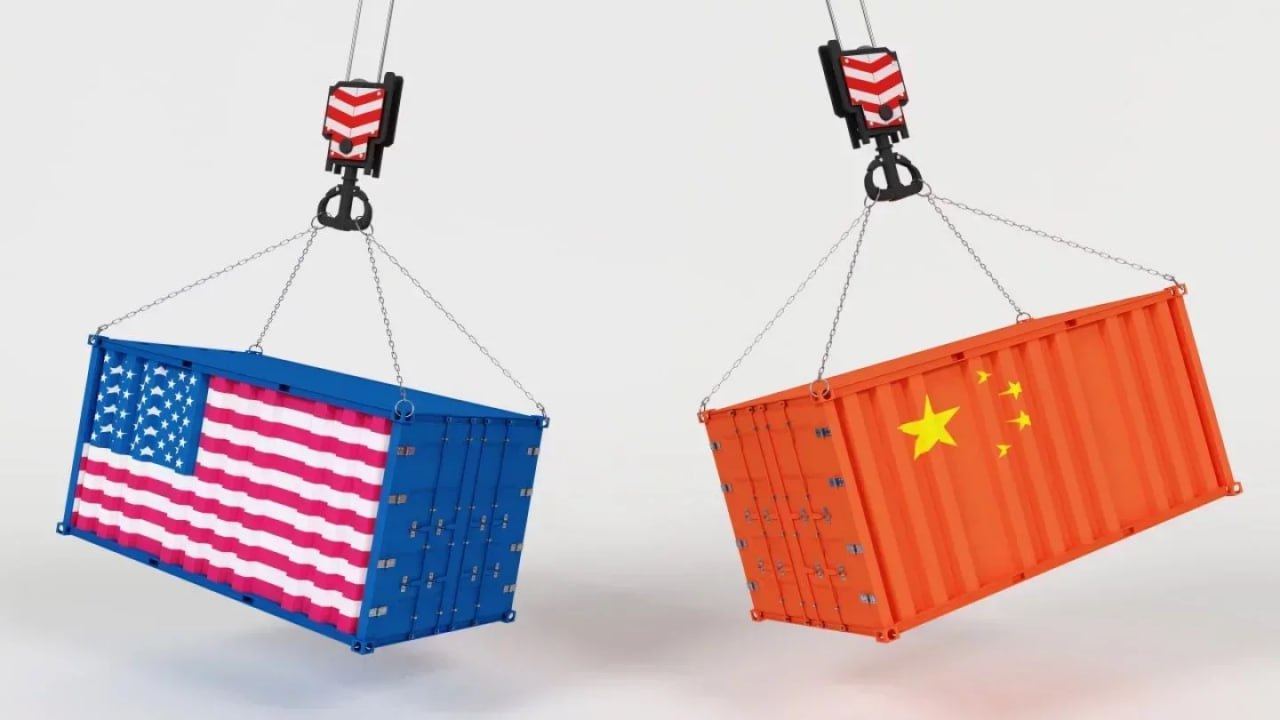 Пекин подтвердил заключение новой торговой сделки с США Как сообщили в пресс-службе Министерства коммерции КНР, Китай на законных основаниях одобрит соответствующие требованиям заявки на экспорт контролируемых товаров, а Соединённые Штаты в свою очередь отменят ряд ограничительных мер, принятых против Китая. В ведомстве уточнили, что решение принято по итогам торговых и экономических консультации двух стран в Женеве и в Лондоне, а недавно стороны «дополнительно согласовали детали рамок соглашения». Ранее о заключении соглашения журналистам в Белом доме сообщил Дональд Трамп. В начале июня Трамп и Си Цзиньпин провели первый за долгие месяцы разговор и пообещали свернуть торговую войну. • Фото: Freepik.