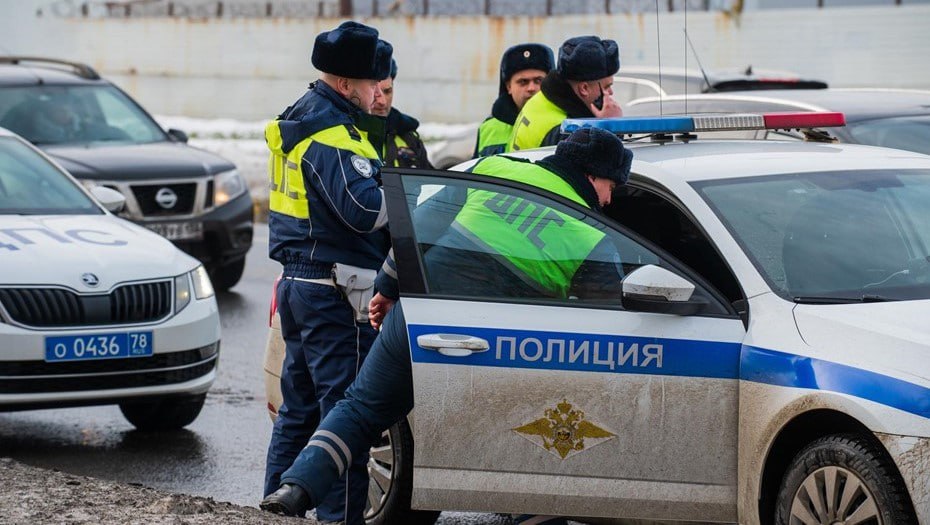 Петербург вошёл в тройку городов-лидеров по самым безаварийным водителям  Треть российских водителей получили максимальную скидку за безаварийную езду при оформлении ОСАГО в прошлом году.  Традиционным лидером рейтинга является Москва, где максимальный дисконт имеют более половины  50,2%  водителей. Также в тройку лидеров вошли Московская область и Петербург, где доля безаварийных автомобилистов тоже выросла. Меньше всего автовладельцев с максимальной скидкой по ОСАГО живёт в Крыму  4,2% , Дагестане  5,6% , Севастополе  6,6% , Чечне  7,2%  и Тыве  8,1% .  Автор фото: Ермохин Сергей