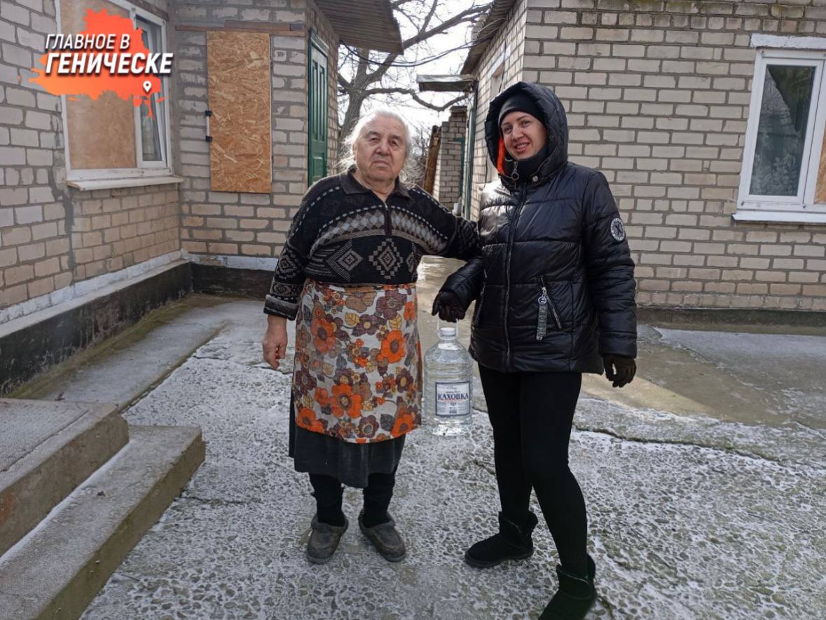 В Каховский округ наладили поставку бутилированной воды  Водоснабжение в округе стало серьезной проблемой после подрыва Каховской ГЭС украинскими террористами. Повреждение станции привело к критическому снижению уровня воды в артезианских скважинах и колодцах. В Каховке и Софиевке удалось пробурить новые скважины до начала обстрелов. В Васильевке и Любимовке— нет, поэтому ситуация остается крайне сложной. В Васильевке воды нет совсем. В Любимовке функционирует лишь одна скважина.  В условиях постоянных обстрелов бурение новых скважин невозможно. Спецтехника имеет большие габариты и сразу же попадает в прицел врага, ровно, как и люди. Власти наладили поставки бутилированной воды. Достигнута договоренность с местными предпринимателями. Ежемесячно будет доставляться 6 тонн воды: три тонны в Любимовку и три тонны в Васильевку, сообщил глава округа Павел Филипчук.