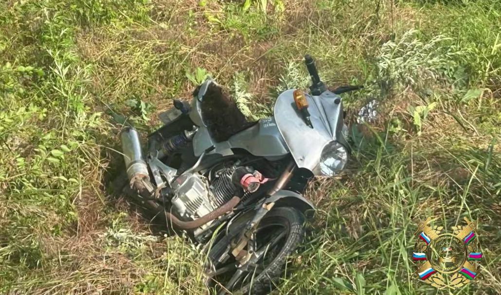 В Крымском районе пожилой мотоциклист погиб в ДТП. 67-летний мужчина двигался с превышением скорости, не справился с управлением, из-за чего съехал с дороги и упал с мотоцикла. Мотоциклист получил тяжёлые травмы и скончался на месте происшествия. Кубанские Новости