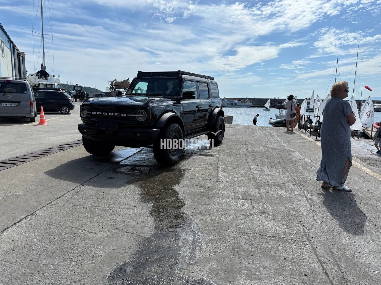 Из-за скользкого от водорослей слипа во Владивостоке машина скатилась в море вместе с гидроциклом Во Владивостоке в яхт-клубе МГУ на Эгершельде машина скатилась по слишком скользкому от водорослей слипу в море во время спуска гидроцикла. Хозяин рассказал, что все делал правильно и уже повторял эту процедуру здесь не один раз. Спуская водный мотоцикл, он остановился и затянул ручник для надёжности, когда колёса машины коснулись кромки воды, но это не помогло, и авто соскользнуло в море вместе с гидроциклом. Подробнее На видео присутствует ненормативная лексика 18+ Фото, видео: , vlnews25