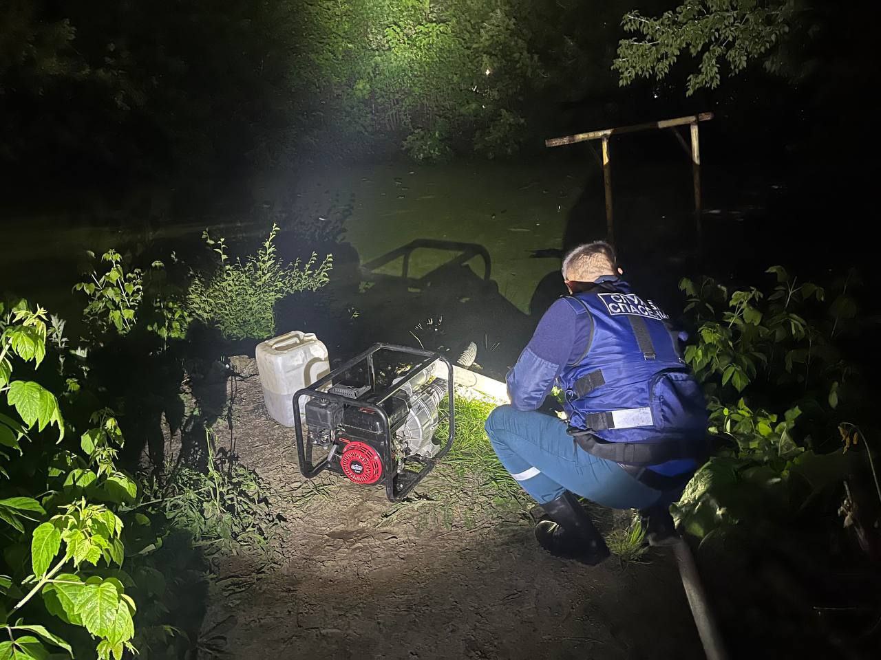В Засвияжье улучшат состояние технического водоёма для приёма поверхностных стоков Такое поручение глава Ульяновска Александр Болдакин дал профильным службам в ходе контрольного объезда для оценки мер по ликвидации последствий неблагоприятных погодных явлений на территории города За время эксплуатации состояние технического пруда в районе дома № 18 по улице Ростовской заметно ухудшилось. С учётом возросшей нагрузки отведение ливневых стоков осуществлялось с затруднением Глава областного центра поставил задачу в этом сезоне принять меры по восстановлению и улучшению работоспособности объекта Подробнее