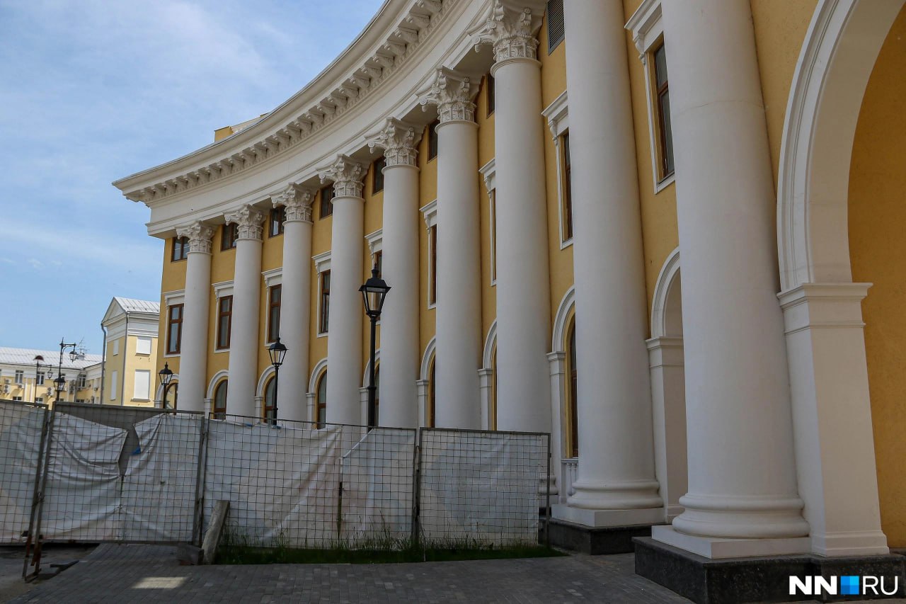 Чёрная денежная дыра закроется Дом правительства в кремле рассчитывают сдать уже в этом году В здании должны закончить с пусконаладкой и подготовить Дом правительства к итоговой проверке она запланирована на первый квартал 2026 го рассказали нам в управделами правительства В 2025 году на работы направили 145 млн рублей на эти деньги подрядчик должен был провести общестроительные работы оборудование водоотведения установку окон и другое Строить здание начали в 2007 году но из за проблем с финансированием работы приостанавливали Затем комплекс решили вводить отдельными блоками В 2018 году завершилось возведение третьего блока в 2020 м второго А теперь достраивают и первый Не исключено что после сдачи объекта его превратят в историческую гостиницу Пока помещения в корпусе занимают Минэкологии и другие ведомства Читать новости без интернета в МАХ