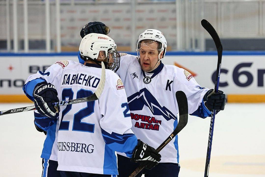Хоккеисты из Бочкарей взяли золото в финале Лиги будущих чемпионов 40+. Все решилось в финальном матче против ярославского "Русича", который алтайская команда обыграла со счетом 4:1 "В прошлом году команда завоевала "бронзу", теперь — "золото". Это значит, что в новом сезоне наши "Бочкари" будут играть уже в следующем дивизионе Ночной хоккейной лиги — в Лиге чемпионов. Ее победители получают гранты на строительство в регионе ледовой хоккейной арены", – написал Виктор Томенко в своём Telegram-канале. Он пожелал команде удерживать лидерство уже на новом уровне. "Игра была нервной, но в финале по-другому быть не может. У соперника было много удалений, у нас тоже, и они одним даже воспользовались. Установка на игру была – быстрый хоккей. За счет этого мы могли обыграть соперника: так и получилось. Мы были быстрее в каждом моменте, поэтому и победили", – рассказал нападающий Кирилл Гринин. ТОЛК