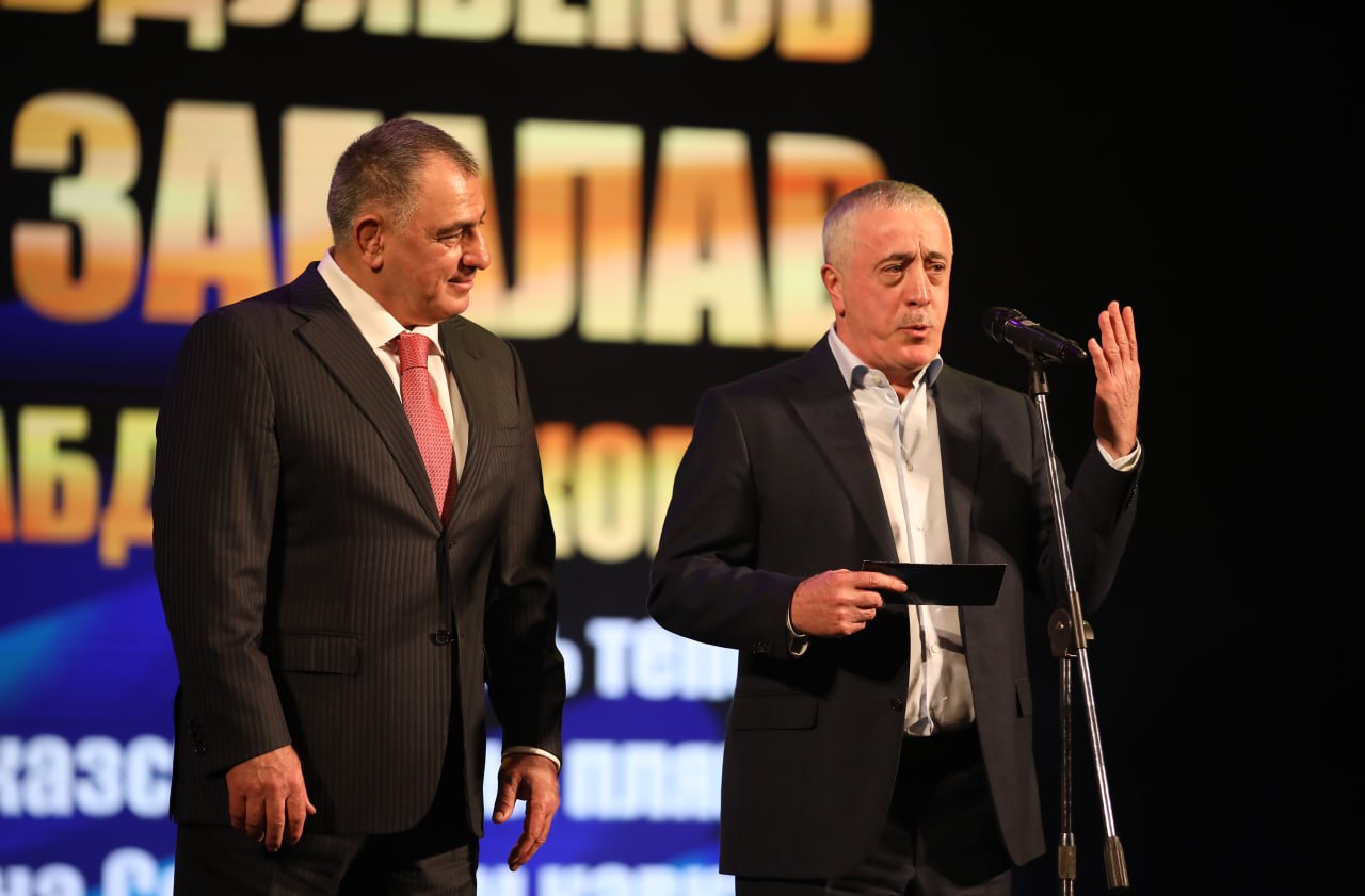 Загалава Абдулбекова с юбилеем приехали поздравить титулованные борцы из Северной Осетии двукратные олимпийские чемпионы Арсен Фадзаев и Махарбек Хадарцев Вы наша гордость Огромное спасибо вам за то что показали дорогу к олимпийскому пьедесталу отметил Арсен Фадзаев Вы первый на все времена олимпийский чемпион Северного Кавказа Пример стойкости стального характера и несгибаемой воли которому следовали мы все сказал Хадарцев