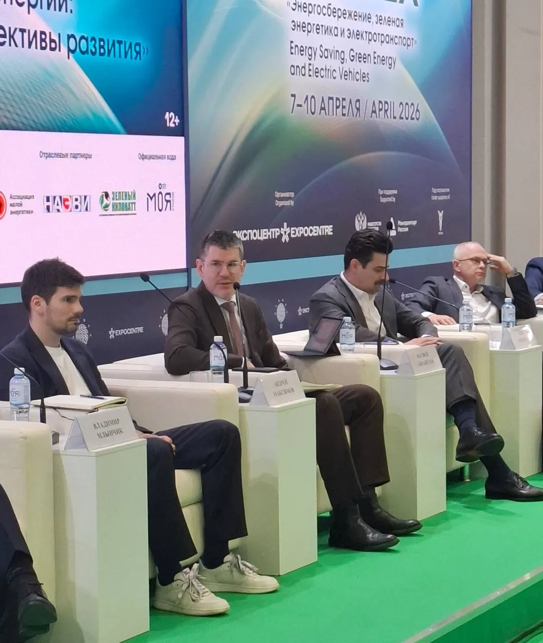 RENWEX2026 Директор Департамента развития электроэнергетики Министерства энергетики РФ Андрей Максимов выступил на сессии Системы накопления энергии инвестиции технологии и перспективы развития в рамках RENWEX 2026 В своем выступлении Андрей Максимов отметил что СНЭ уже рассматривается как один из потенциальных инструментов компенсации дефицита мощности в энергосистеме   В связи с этим уже в скором времени ожидается принятие разработанного Минэнерго проекта ППРФ предусматривающего возможность интеграции СНЭ в механизмы оптового рынка электрической энергии и мощности в частности посредством проведения конкурсных отборов проектов в формате КОМ НГО Подписаться на АРВЭ
