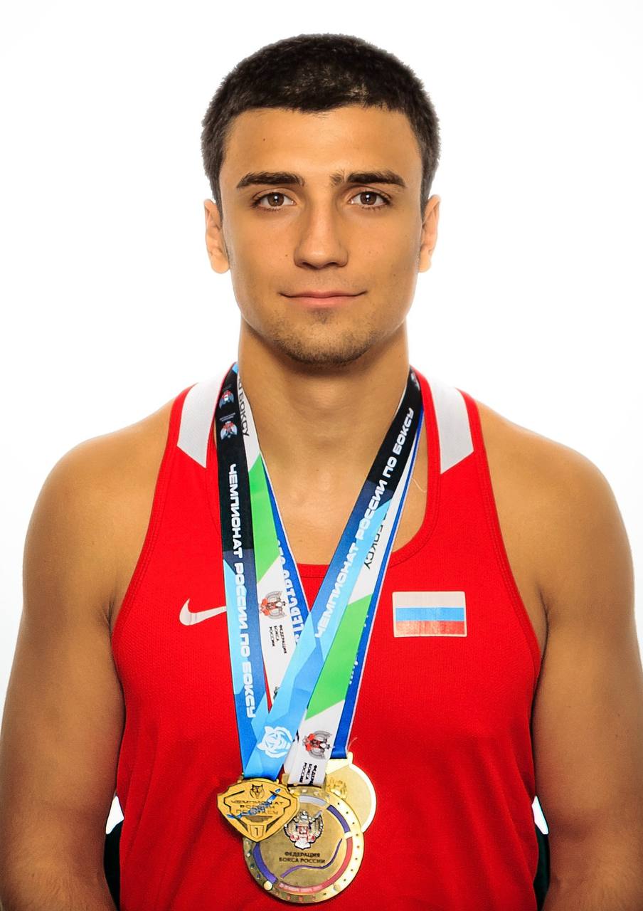 Министерство спорта Хабаровского края подвели итоги краевого конкурса на звание лучшего специалиста в области физической культуры и спорта в Хабаровском крае в 2025 году В номинации Спортсмен года в группе спортсмен в летних олимпийских видах спорта мужчины победителем стал ДМИТРИЙ КАРМАНОВ победитель ЧЕМПИОНАТА РОССИИ по боксу мастер спорта России Поздравляем Дмитрия и его тренеров Малюгина Александра Михайловича и Бирюкова Петра Андреевича с победой в номинации Спортсмен года