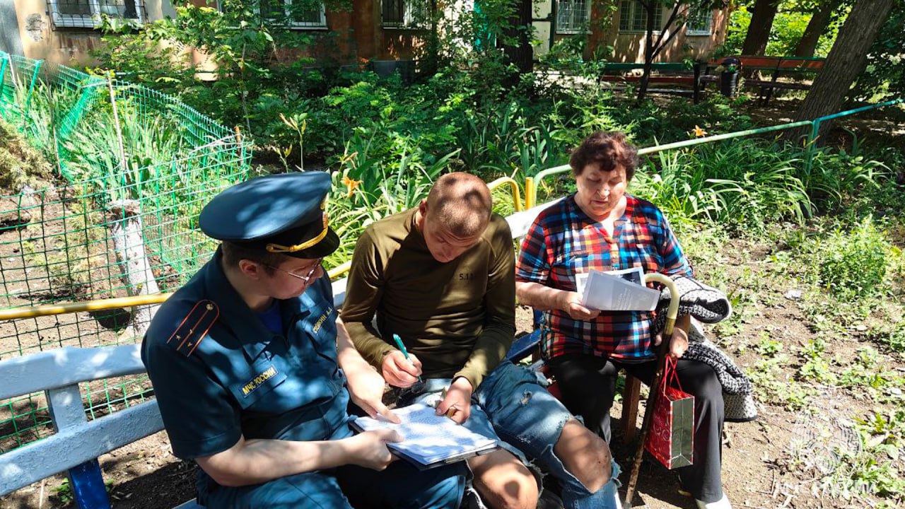 Неосторожность при курении – причина большинства пожаров   Такой была тема профилактического рейда, проведенного сотрудниками МЧС России в г. Стаханове. Инспекторский состав госпожнадзора обеспокоен ростом количества возгораний, гибелью и травмированием людей, потерей всего имущества по вине банальной сигареты. Безответственное отношение к утилизации окурков и курение в неположенных местах часто приводят к серьезным последствиям.   Горожанам, проживающим на ул. Чайковского, объясняли, насколько это опасная привычка. Особенно в сочетании с алкоголем. Нетрезвый человек часто засыпает с непотушенным окурком или бросает его на пол. Обычно  это заканчивается пожаром, сильным задымлением, и курильщик уже не просыпается. Но и это еще не все. Погибнуть или оказаться на больничной койке могут его родные, в том числе и дети.    А чтобы минимизировать последствия от непотушенных сигарет, сотрудники отдела по надзорно-профилактической деятельности призывали стахановчан курить только в специально оборудованных для этого местах. Перед тем как выбросить окурок в урну, необходимо  убедиться, что он как следует затушен.    Также огнеборцы напомнили, что в домашних условиях запрещено употреблять табачные изделия рядом с большим скоплением газа, легковоспламеняющимися, лакокрасочными и токсичными веществами, такими как бензин и керосин. Ни в коем случае нельзя бросать тлеющие сигареты в сухую траву или мусор.   Для сохранения в памяти важных знаний, сотрудники МЧС вручали местным жителям памятки соответствующего содержания с номерами вызова экстренных служб.   Большую часть пожаров в быту можно предотвратить, достаточно лишь соблюдать правила безопасности, быть внимательным и не относиться халатно к собственной жизни.  #БудьВКурсе оперативных событий в МЧС России    ГУ МЧС России по ЛНР  Подпишись    ВК     ОК     Рутуб
