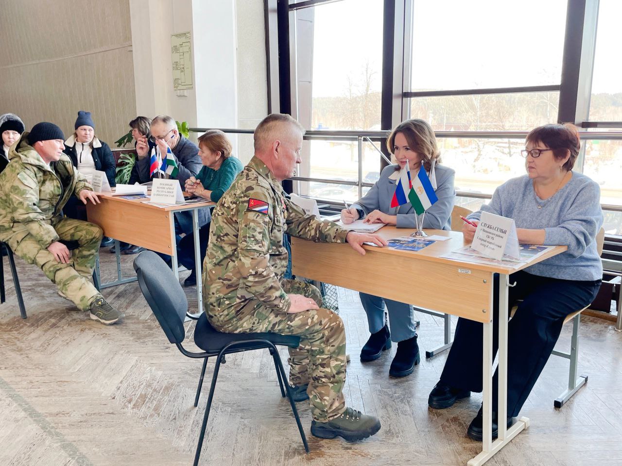 В селе Мишкино в рамках Года защитников Отечества и Года поддержки участников специальной военной операции и членов их семей прошла республиканская акция «Юридический десант «Защитники Отечества», в рамках которой участники специальной военной операции и их близкие смогли получить правовую, психологическую и медицинскую помощь от представителей различных организаций.   Прием провели специалисты филиала фонда «Защитники Отечества», Адвокатской палаты Республики Башкортостан, Башкортостанского отделения Ассоциации юристов России, Нотариальной палаты Республики Башкортостан, Государственного юридического бюро Республики Башкортостан, Военного комиссариата Республики Башкортостан, Республиканского клинического психотерапевтического центра г. Уфы, врачи Мишкинской центральной районной больницы и др.   В рамках мероприятия участники специальной военной операции и их близкие из Мишкинского, Бураевского и Бирского районов получили подробные консультации экспертов по различным темам.   Основные вопросы касались поиска без вести пропавших военнослужащих, выплат за подписание контракта и выплат в случае гибели военнослужащего.   В ходе мероприятия в фойе Дворца культуры была организована выставка, посвященная работе волонтёрских организаций района и музея.   Руководитель филиала фонда «Защитники Отечества» Гульнур Кульсарина отметила, что филиал фонда получает хорошие отклики от жителей республики о проведении таких акций: «Жители республики, не выезжая из районов, имеют возможность получить квалифицированные помощь: будь то консультация юриста, психолога или врача. В ходе акции у людей есть возможность задать вопросы и получить разъяснения в режиме единого окна. Такой подход значительно экономит время и ресурсы жителей. Цель – создать комфортные, доступные и информировативные условия, где каждый участник спецоперации и члены их семей чувствуют заботу и внимание».  #ЗащитникиОтечества #ЗащитникиОтечества02 #своихнебросаем #Юридическийдесант