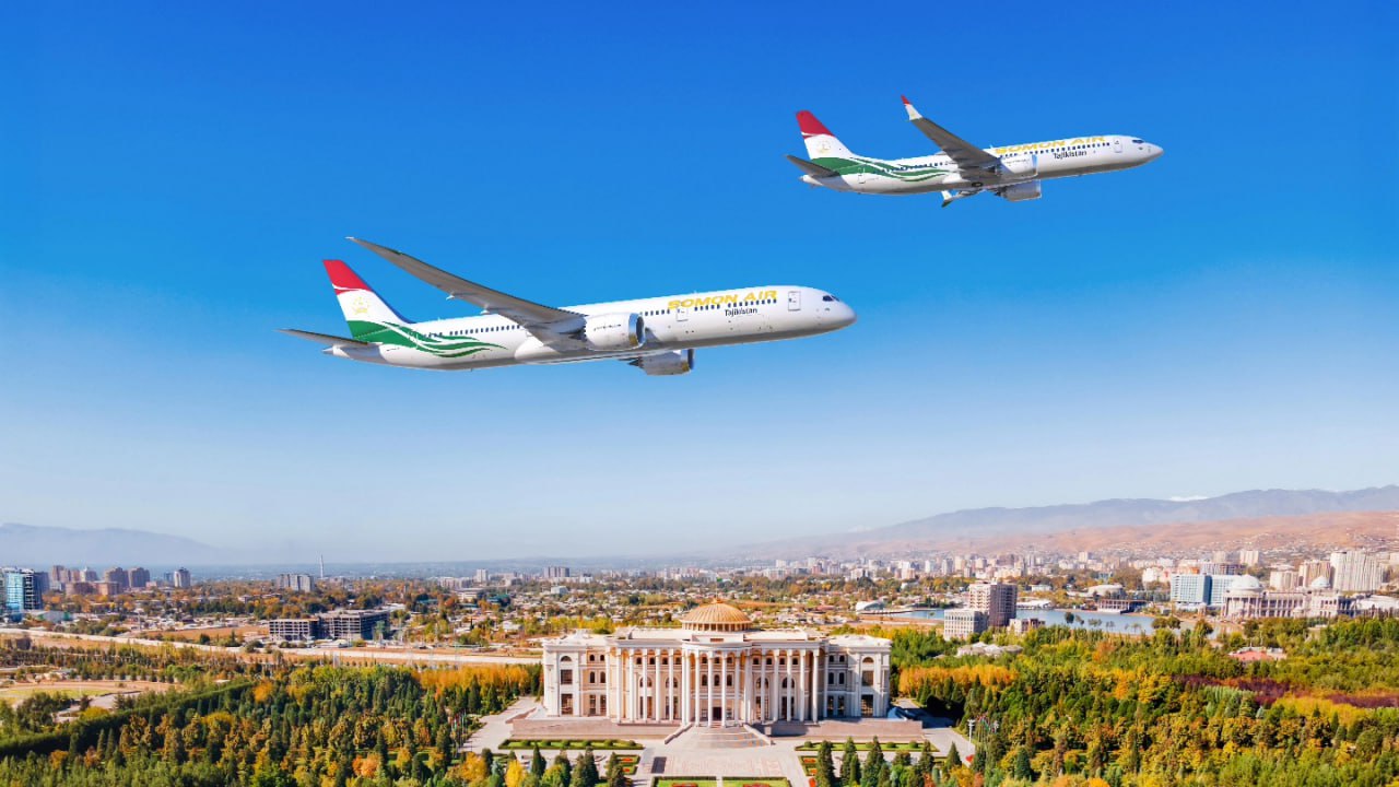 Сомон Эйр приобретёт до 14 современных самолётов Boeing Авиакомпания Сомон Эйр и компания Boeing объявили о намерении разместить крупнейший заказ в истории таджикской авиакомпании предусматривающий приобретение до 14 современных экономичных самолётов 787 Dreamliner и 737 MAX Об этом сообщает пресс служба Сомон Эйр В рамках сделки авиакомпания впервые приобретёт до четырёх широкофюзеляжных самолётов 787 9 которые планируется использовать для запуска новых межконтинентальных маршрутов из Душанбе Ожидается что новые лайнеры позволят существенно расширить географию полётов и повысить комфорт пассажиров на дальних направлениях Кроме того Сомон Эйр планирует модернизировать свой флот за счёт приобретения до десяти самолётов 737 8 Эти воздушные суда будут использоваться на маршрутах короткой и средней протяжённости что позволит увеличить частоту рейсов повысить оперативность перевозок и улучшить сервис для пассажиров В пресс службе компании отметили что реализация заказа станет важным шагом для укрепления позиций Сомон Эйр на международном рынке авиаперевозок а также позволит обеспечить развитие авиационной инфраструктуры в стране