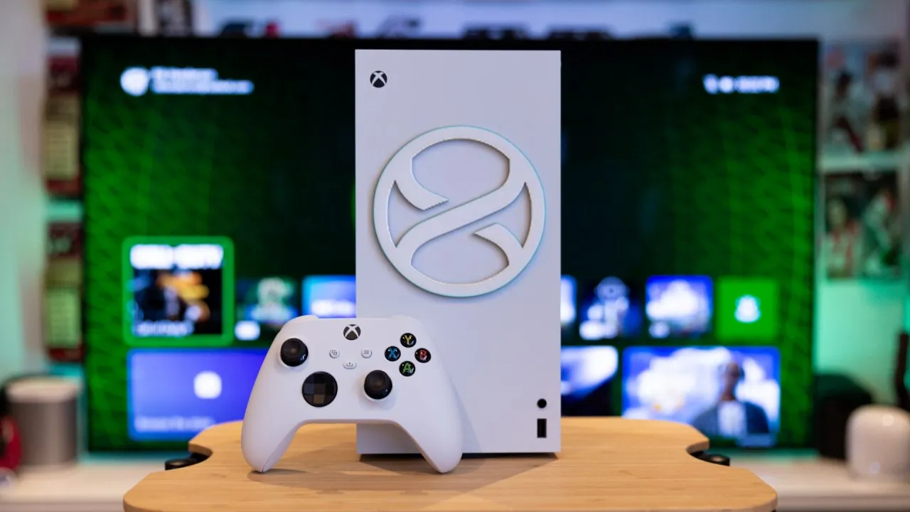 Xbox Project Helix выйдет без привода Microsoft ищет способ спасти старые диски Новое поколение консолей скорее всего выйдет полностью цифровым При этом обратную совместимость никто не отменял и это вызывает вопрос у владельцев огромных коллекций дисков за последние два десятилетия как им быть По данным Windows Central в Microsoft это понимают и разрабатывают проект Positron Деталей пока нет но судя по всему он позволит проверить наличие игры на диске и получить цифровую копию Проблема в том что сейчас диски можно передавать другим пользователям то есть компании нужно будет продумать аннулирование лицензий Кроме того непонятно как подтвердить наличие диска если у консоли не будет привода а у человека может и не быть старой приставки В любом случае у Microsoft еще есть около года чтобы решить эту проблему Мой Компьютер