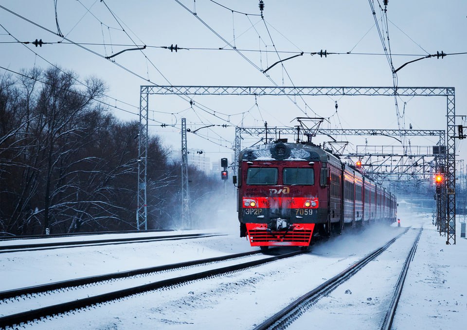 Расписание пяти пригородных поездов, курсирующих по Татарстану, изменится с 8 февраля  Об этом сообщает пресс-служба компании «Содружество».  Так, расписание будет выглядеть следующим образом:    Поезд №6436 сообщением Казань – Кукмор будет отправляться в 14:58 и прибывать в 17:17.    Электричка №6439 Кукмор – Казань начнет отправляться в 17:55 и прибывать в 20:53.    Поезд №6410 сообщением Казань – Арск выбудет выезжать в 21:13. В пункт назначения он прибудет в 22:53.    Поезд №6431 из Сосновки в Казань отправится в 17:27 и прибудет в 21:05.    Электричка №6713 отправится со станции Аэропорт в 20:42 и будет на станции Казани в 21:11.   -24