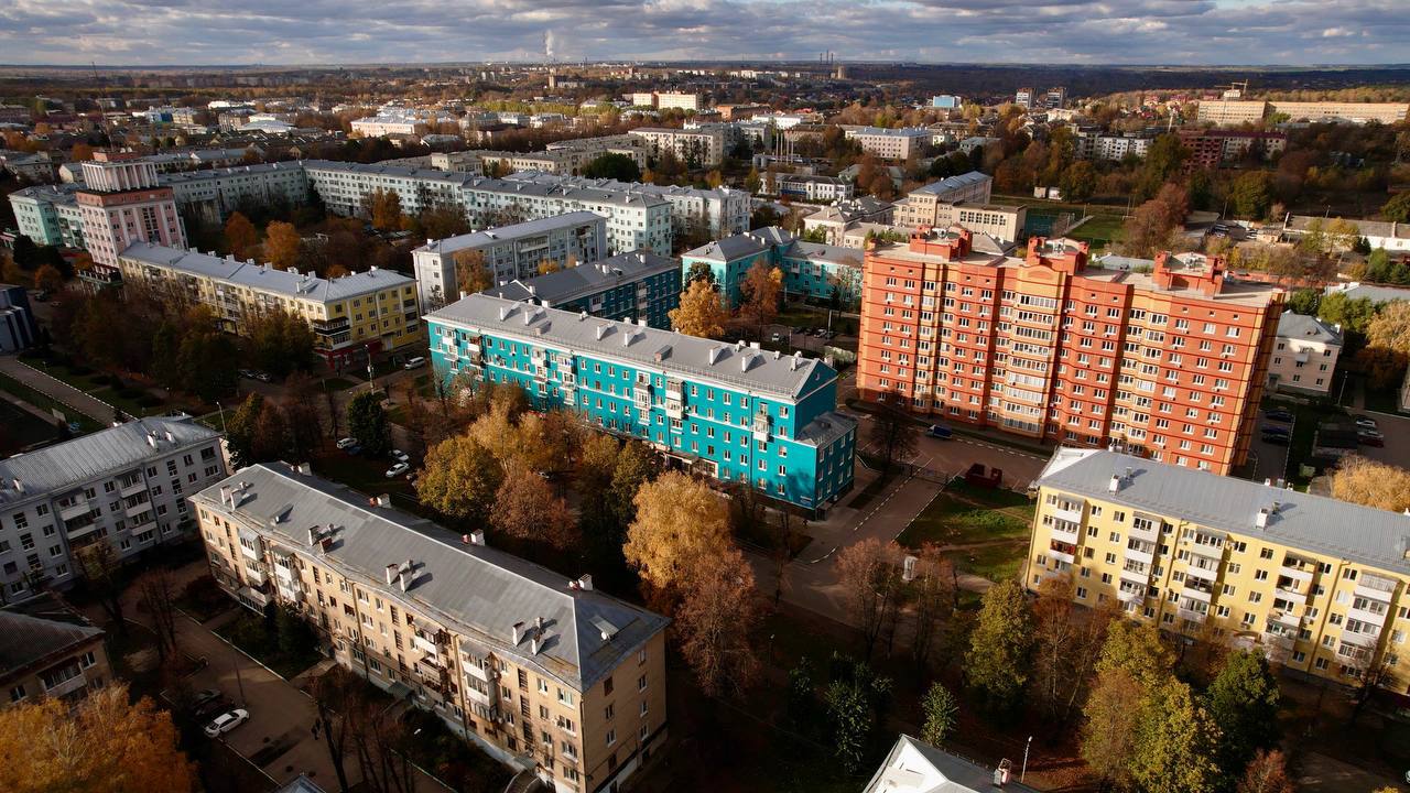По новому нацпроекту «Инфраструктура дли жизни» перед нами стоит задача к 2030 году увеличить качество среды в опорных населенных пунктах на 30% На прошедшем заседании президиума Госсовета Президент как раз отметил значимость поддержки таких населенных пунктов для комплексного развития. Сейчас в перечень вошли 2160 опорных населенных пунктов. Причем более половины — малые города, поселки городского типа и села. Работаем по 16 направлениям, среди них – жилье, дороги, транспорт, школы, больницы, благоустройство, газ, интернет. Для каждого типа поселений — свой подход. В малых городах и селах делаем упор на социальную инфраструктуру, чтобы люди оставались жить и работать. В агломерациях развиваем экономику и технологии. В стратегических пунктах поддерживаем проекты по диверсификации экономики. Используем все инструменты: инфраструктурные облигации, инфраструктурные кредиты, списание долгов регионов. Это сложная системная работа, но она необходима для динамичного развития страны.