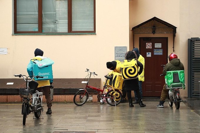 В Узбекистане предложили продлить срок получения прав и номеров для мопедов и скутеров Народная демократическая партия Узбекистана призвала продлить срок получения номеров и водительских прав категории А для владельцев мопедов и скутеров Партия считает коротким время до крайнего срока госрегистрации 30 сентября По данным НДПУ курьерской деятельностью занимаются около 130 тыс человек на велосипедах мопедах и скутерах В партии предупреждают что за один день тысячи молодых людей могут остаться без источника дохода и работы Кроме того предложено пересмотреть размер платежей за права и госномера отложить обязательные удостоверения до следующего года По этому поводу планируется направить депутатский запрос www spot uz ru 2025 09 20 mopeds scooters Telegram Instagram YouTube