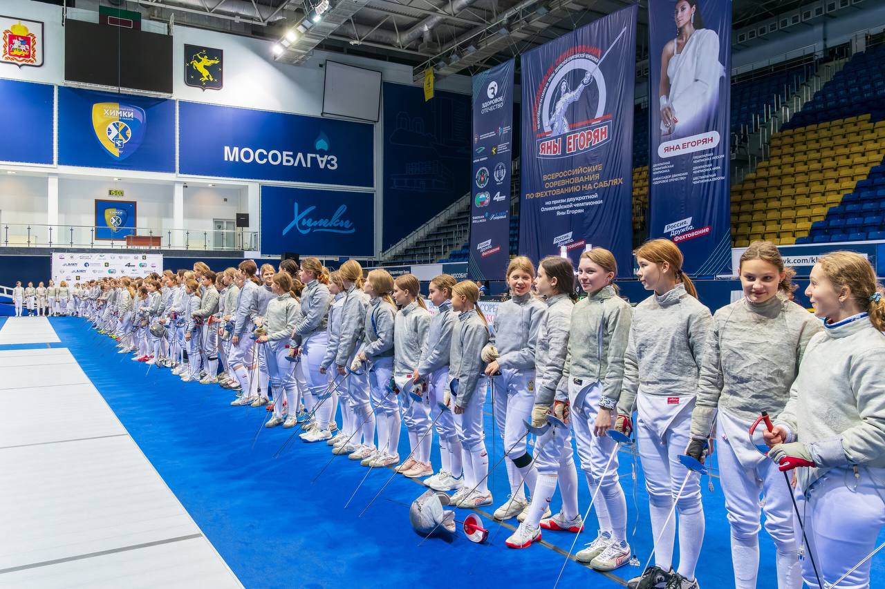 В Подмосковье прошли всероссийские соревнования по фехтованию на саблях на призы Яны Егорян при поддержке Минспорта России и Федеральной дирекции спортмероприятий.   Состязания собрали около 400 спортсменов до 15 лет.  Представители сборной команды Самарской области стали призерами соревнований в личном зачете:    Арина Старова    Леонид Ундер    Турнир стал первым этапом гран-при "Россия, дружба, фехтование". По итогам серии будут определены лучшие саблисты до 15 лет.  Фото: Федерация фехтования России