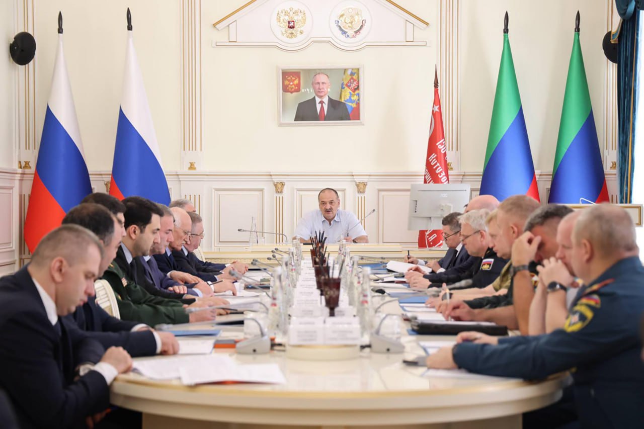Под председательством Сергея Меликова накануне состоялось заседание Совета Безопасности Дагестана где ключевой темой стала защита информационной среды В условиях повсеместного распространения IT технологий отметил руководитель республики приоритетной задачей является обеспечение безопасности от возникающих угроз Главным источником опасности были обозначены ограничительные меры введенные недружественными государствами Прекращение технической поддержки и обновления программного обеспечения со стороны многих зарубежных компаний ставит под угрозу работоспособность всей IT инфраструктуры отметил Сергей Меликов Особое внимание было уделено попыткам деструктивного воздействия на население осуществляемым иностранными спецслужбами с целью дискредитации власти и распространения недостоверной информации Глава региона подчеркнул что методы кибератак становятся все более сложными в них активно используются технологии искусственного интеллекта