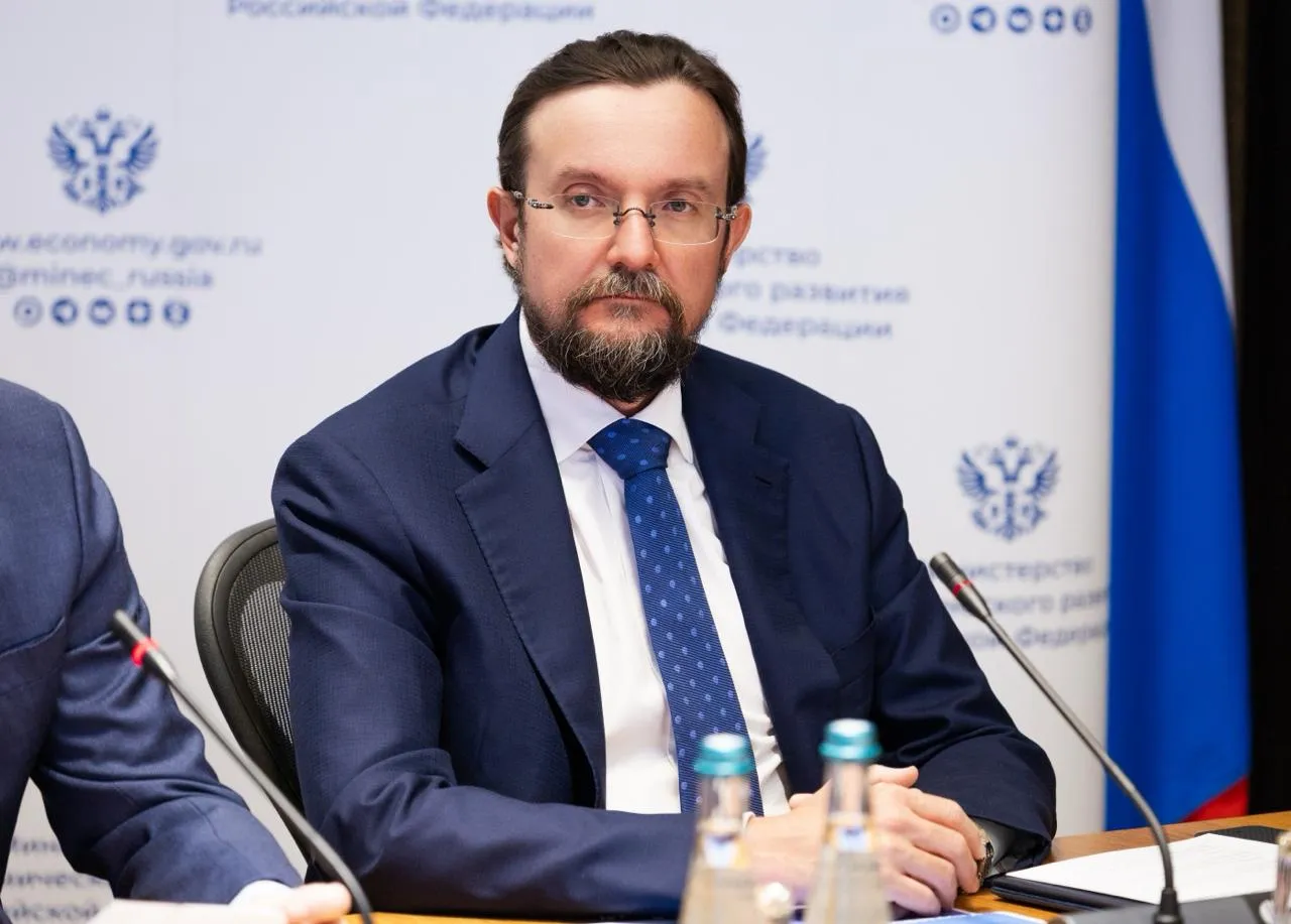 Председатель Деловой России Алексей Репик прокомментировал Ведомостям как цифровые платформы трансформируют глобальную торговлю и международные экономические связи По его словам к 2030 году основной прирост мировой цифровой экономики будет обеспечиваться благодаря регионам Глобального Юга Алексей Репик выделил три направления работы на международных рынках Прежде всего это товарная электронная коммерция через российские платформы объем экспорта отечественных товаров ежегодно удваивается и это в основном несырьевой и неэнергетический экспорт Кроме того председатель Деловой России отметил городские и транспортные сервисы здесь отечественное регулирование и технорешения доказали свою эффективность и могут быть распространены  Также Алексей Репик указал на финансовые и b2b решения включая интеграцию с образовательными и государственными закупками Лидер делороссов подчеркнул что российский рынок интернет торговли за 2025 год увеличился на 28 достигнув 11 5 трлн руб