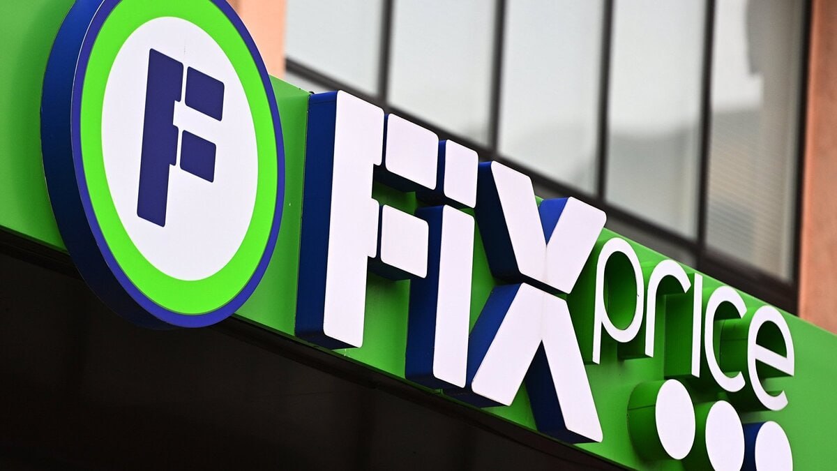 Компания Fix Price начала сотрудничество с маркетплейсом Noon в ОАЭ Fix Price в ОАЭ вышла на крупнейший на Ближнем Востоке маркетплейс Noon, известный как «Amazon Ближнего Востока» с ежедневной аудиторией в 500 000 человек. Доставка из магазинов сети занимает от 15 минут. В компании рассказали, что новое партнерство поможет Fix Price сделать покупку товаров для потребителей удобнее, что, в свою очередь, приведет к росту среднего чека и объема продаж. Магазины Fix Price появились на рынке ОАЭ в 2024 г. Сейчас объемы продаж торговых точек растут, как и интернет-продажи. Благодаря сотрудничеству с известными на Ближнем Востоке сервисами доставки еды и продуктов питания объем e-commerce вырос с начала 2025 г. в два раза.